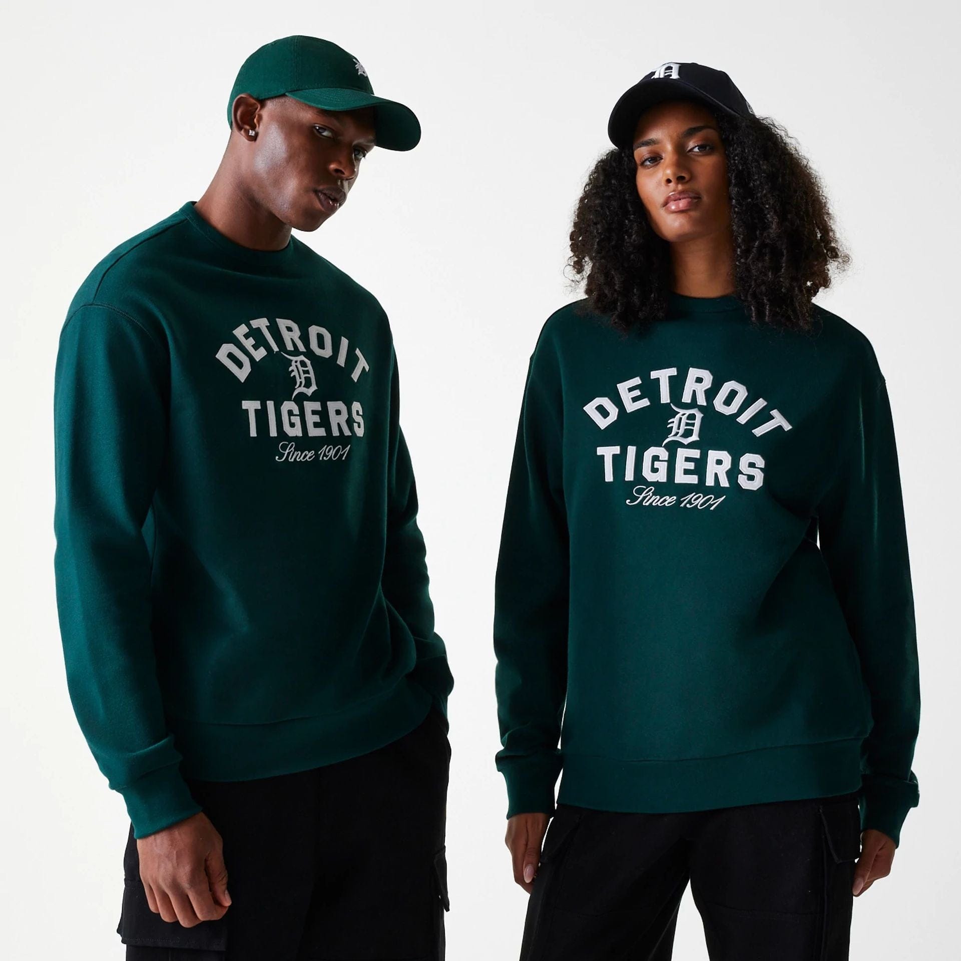 The Male model is wearing Detroit Tigers MLB Heritage Dark Green Oversized Crew Neck Sweater 1