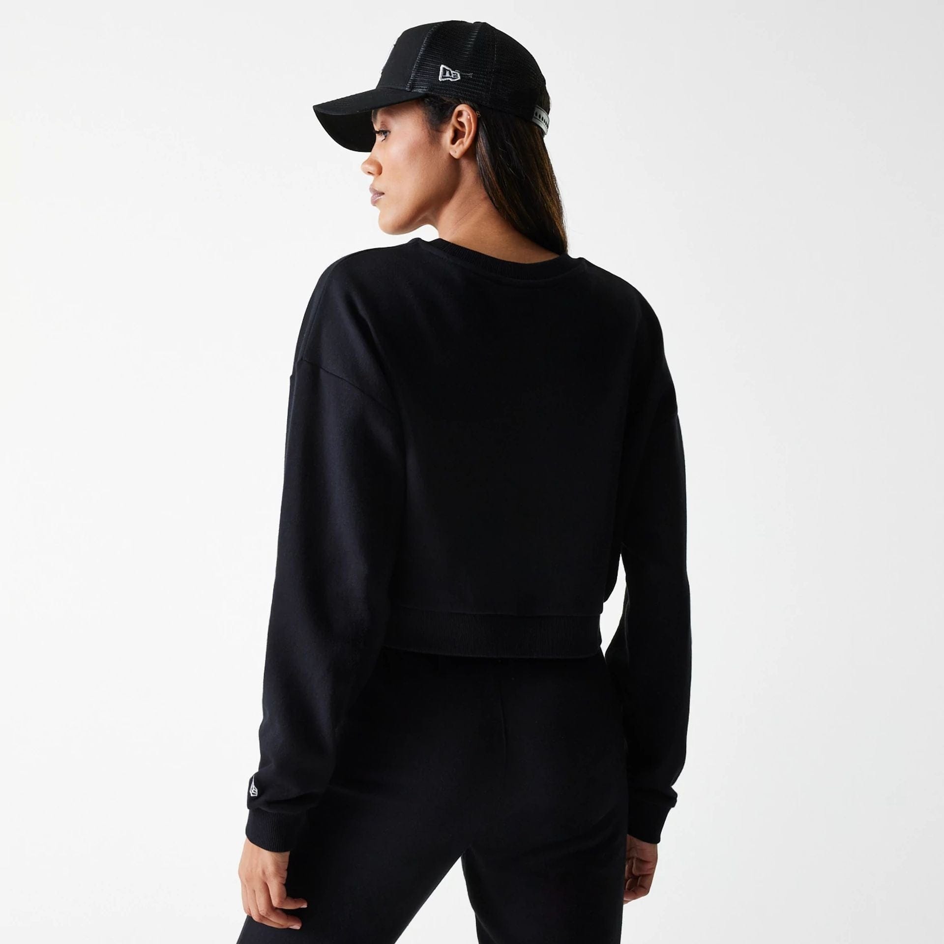 The Female model is wearing New York Yankees Womens MLB Midi League Essential Black Cropped Crew Neck Sweater 2