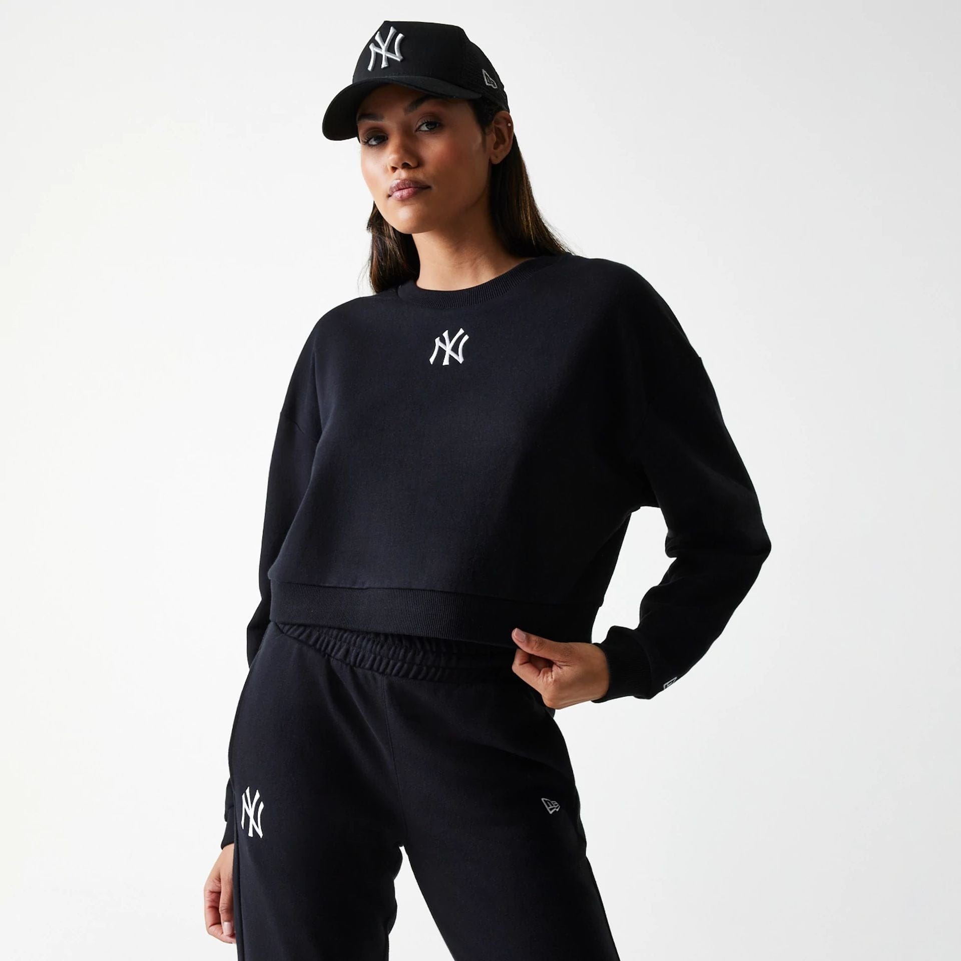The Female model is wearing New York Yankees Womens MLB Midi League Essential Black Cropped Crew Neck Sweater 1