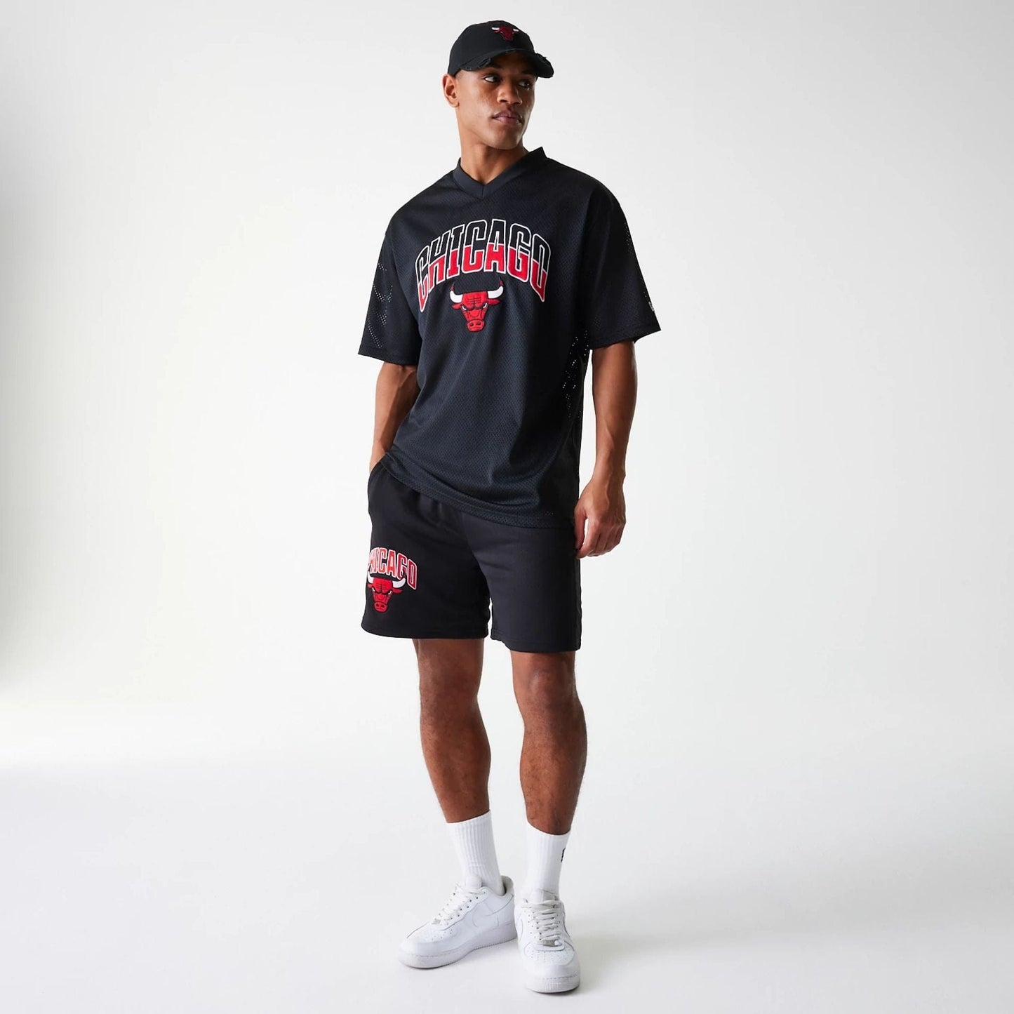The Male model is wearing Chicago Bulls NBA Arch Mesh Black Mesh Oversized Jersey 8