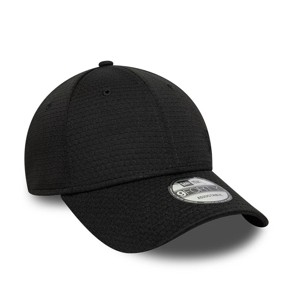New York Yankees MLB Flawless Monotone Mesh Black New Era 9FORTY Adjustable Cap, three-quarter view showing the curved black visor with a centred 9FORTY size sticker and a structured crown with embroidered eyelets.