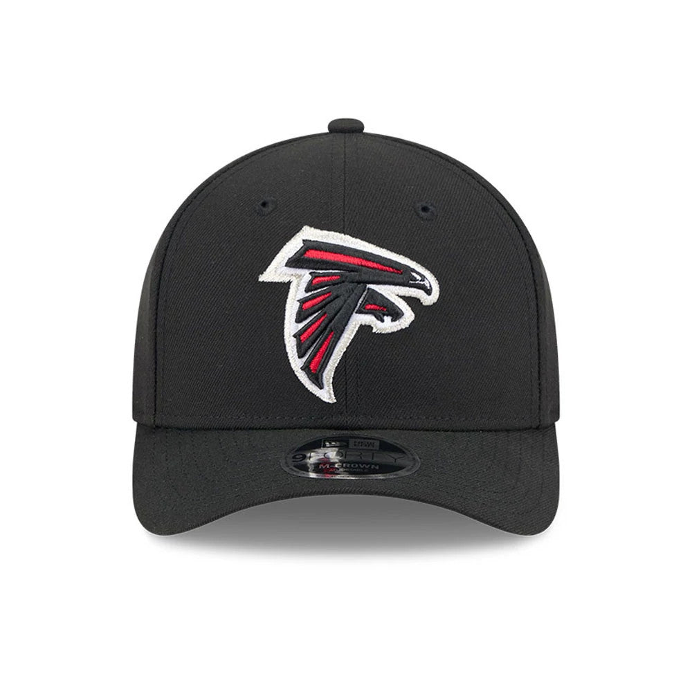 Atlanta Falcons NFL Team Black New Era 9FORTY M-Crown Cap, front view showing a raised embroidered Falcons logo in red and white on the centre panel, with a curved visor and a 9FORTY size sticker on top.