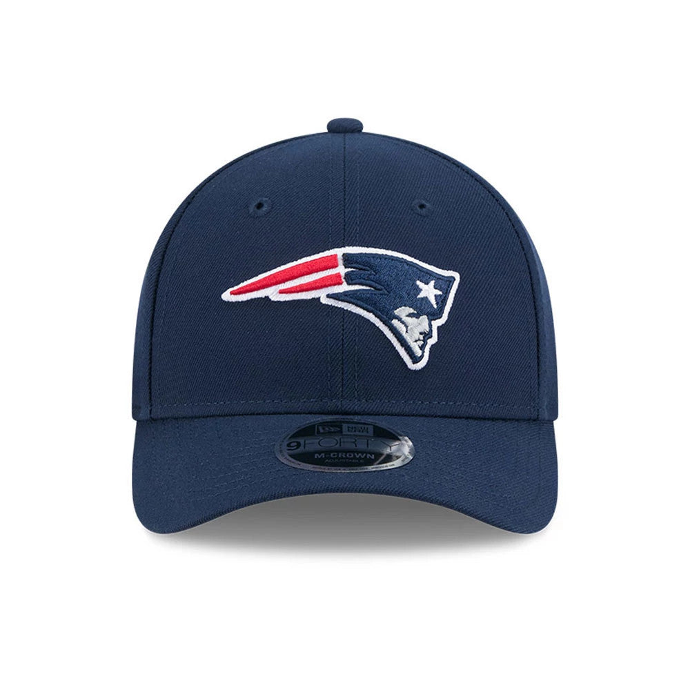 New England Patriots NFL Team Dark Blue New Era 9FORTY M-Crown Cap, front view showing the raised embroidered Patriots logo on the structured dark blue crown, with a 9FORTY size sticker on the curved visor.