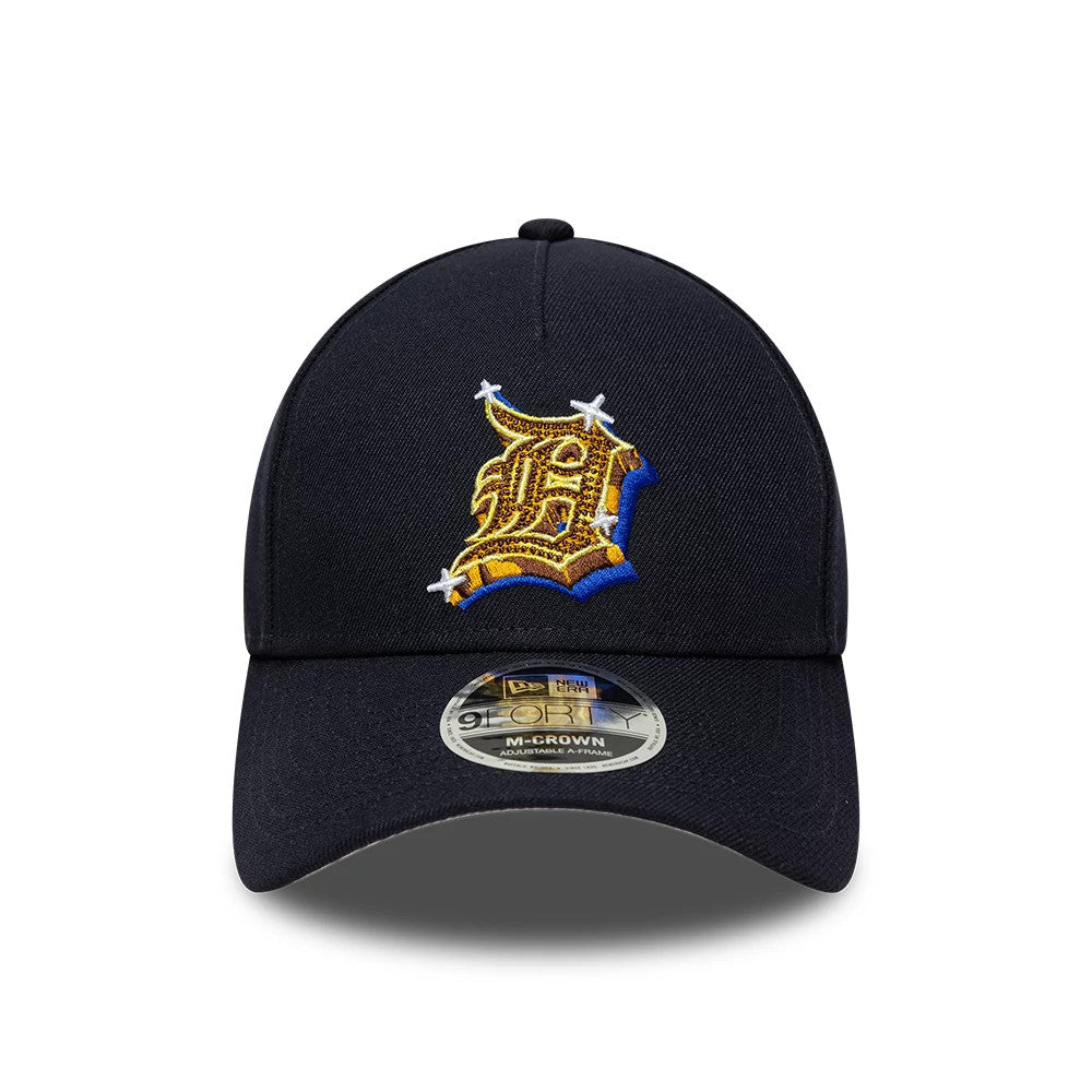 Detroit Tigers MLB Emblem Navy New Era 9FORTY M-Crown A-Frame Adjustable Cap, front view showing a gold and blue embroidered Tigers logo on the front panel with a 9FORTY size sticker on a curved visor.