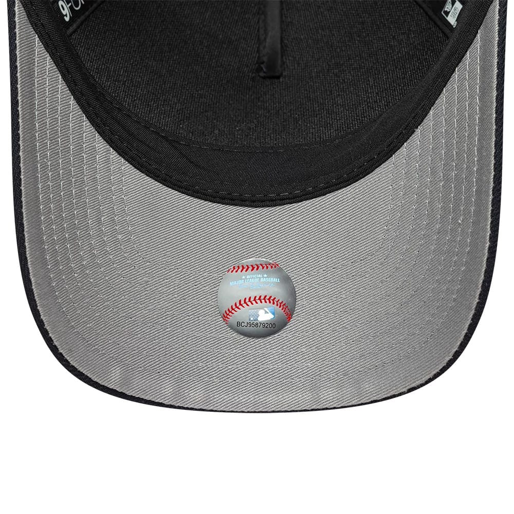 Pictured is this MLB Emblem Detroit Tigers 9FORTY M-Crown A-Frame cap in navy. 2