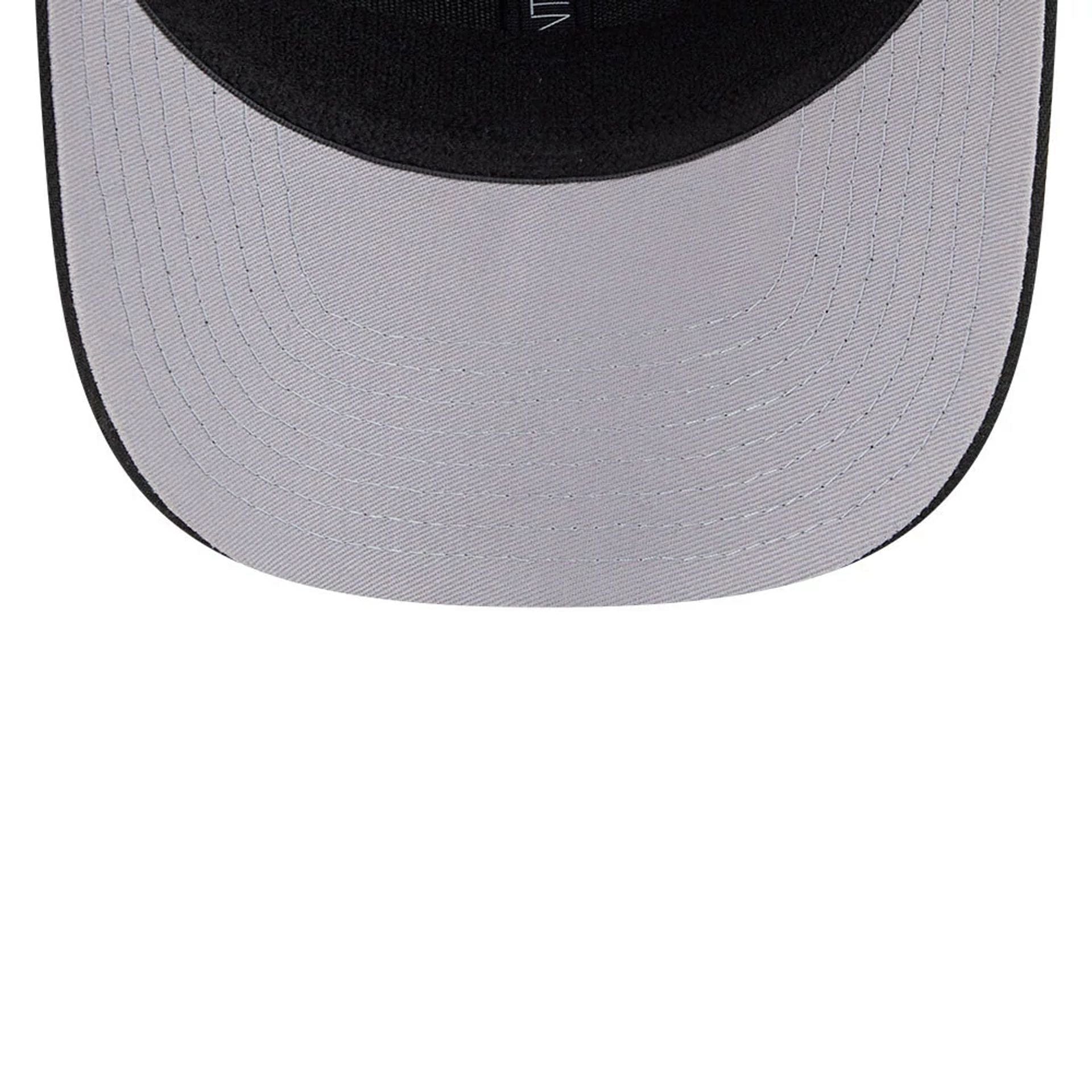 This is a Vancouver Canucks NHL Stated Black 9SEVENTY Stretch Snap Adjustable Cap 2