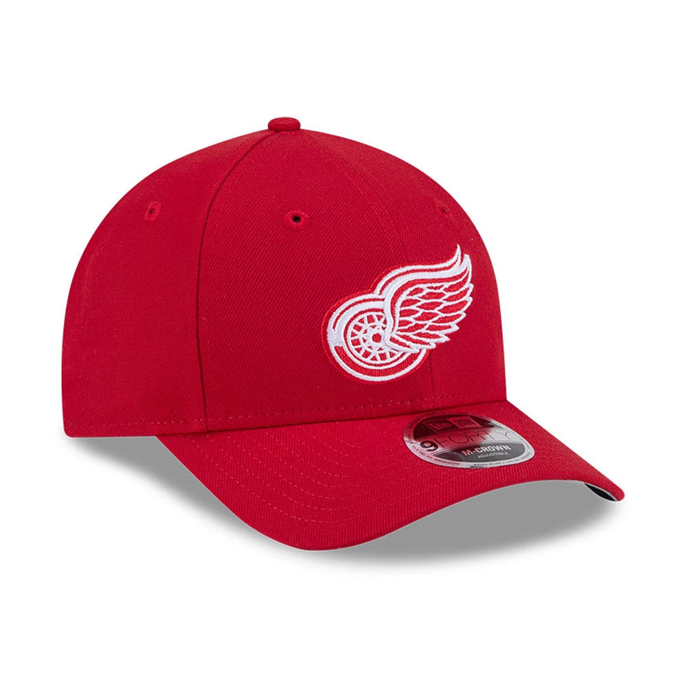 Detroit Red Wings NHL Team Red New Era 9FORTY M-Crown Adjustable Cap, three-quarter view showing the white embroidered front panel logo, curved red visor and a 9FORTY size sticker.