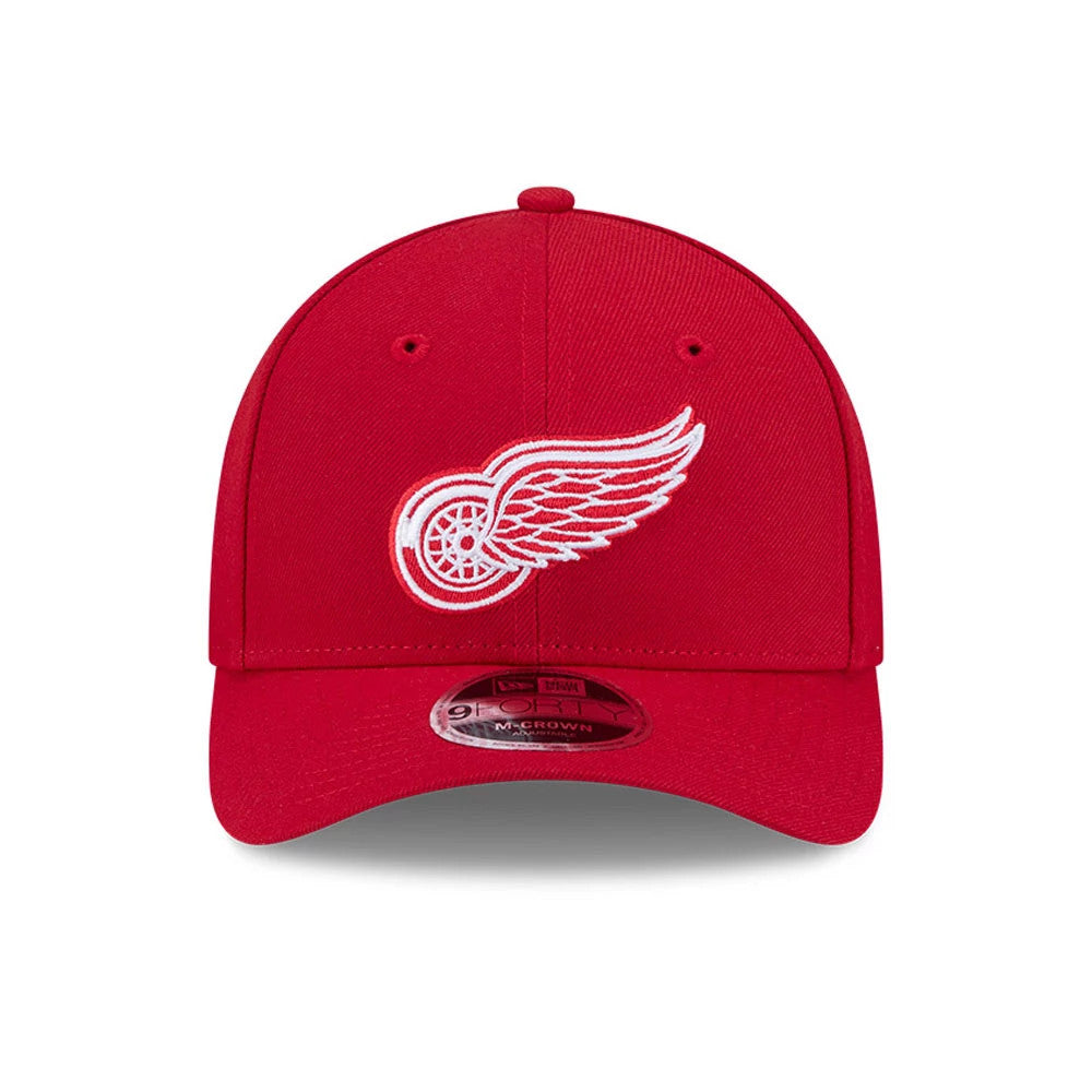 Detroit Red Wings NHL Team Red New Era 9FORTY M-Crown Adjustable Cap, front view showing the white embroidered team logo on the red front panel and a curved red visor with a 9FORTY size sticker.