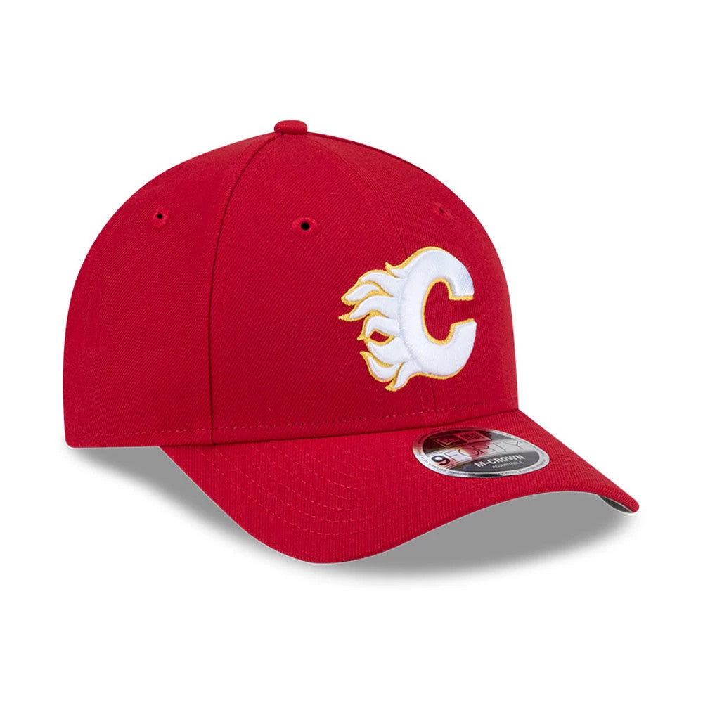 Calgary Flames NHL Team Red New Era 9FORTY M-Crown Adjustable Cap, front view showing the raised embroidered white and yellow flaming C logo on the structured red crown, with a curved visor and 9FORTY size sticker underneath.
