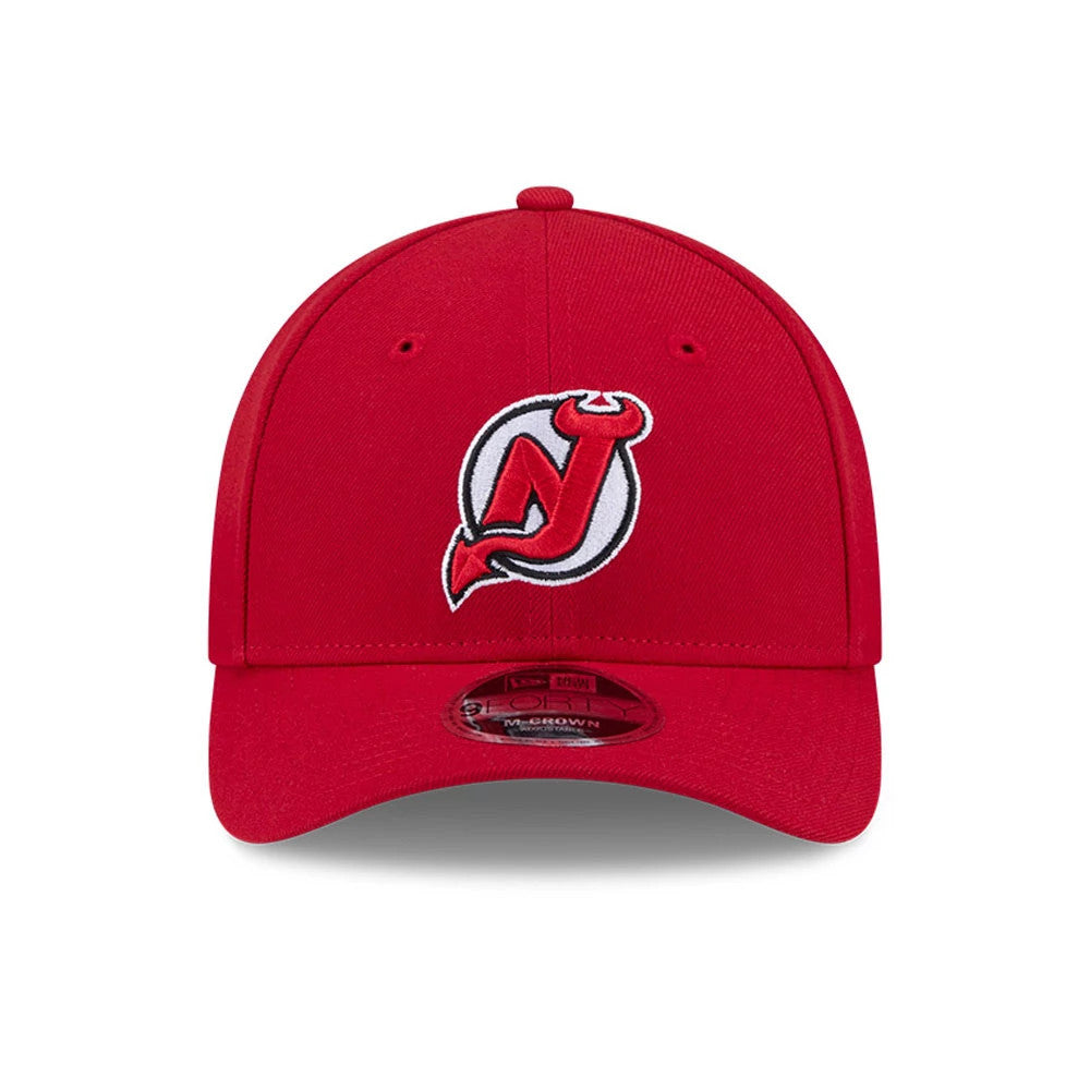 New Jersey Devils NHL Team Red New Era 9FORTY M-Crown Adjustable Cap, front view showing the red raised embroidered Devils logo on the front panel, with a red curved visor and a 9FORTY size sticker on top.