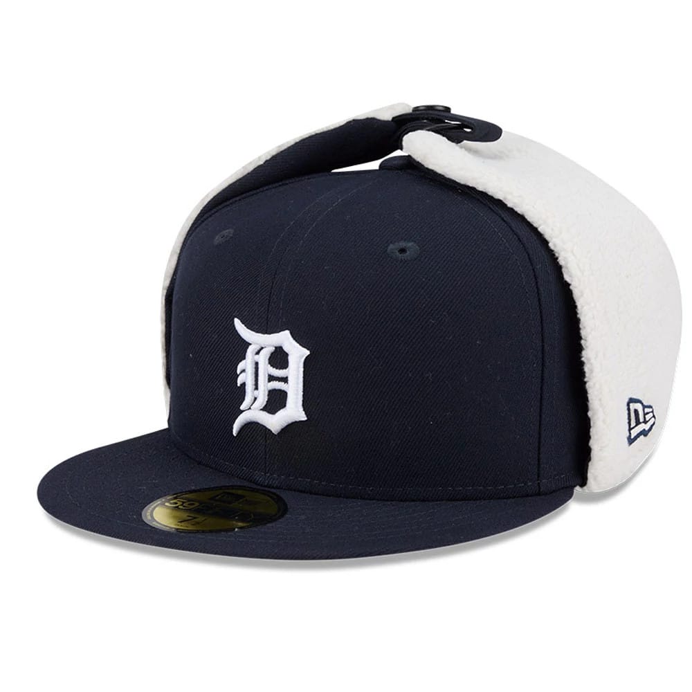 Detroit Tigers MLB Classic Navy Dogear New Era 59FIFTY Fitted Cap, three-quarter view showing the white embroidered team logo on the front panel, black flat visor with a gold 59FIFTY size sticker.