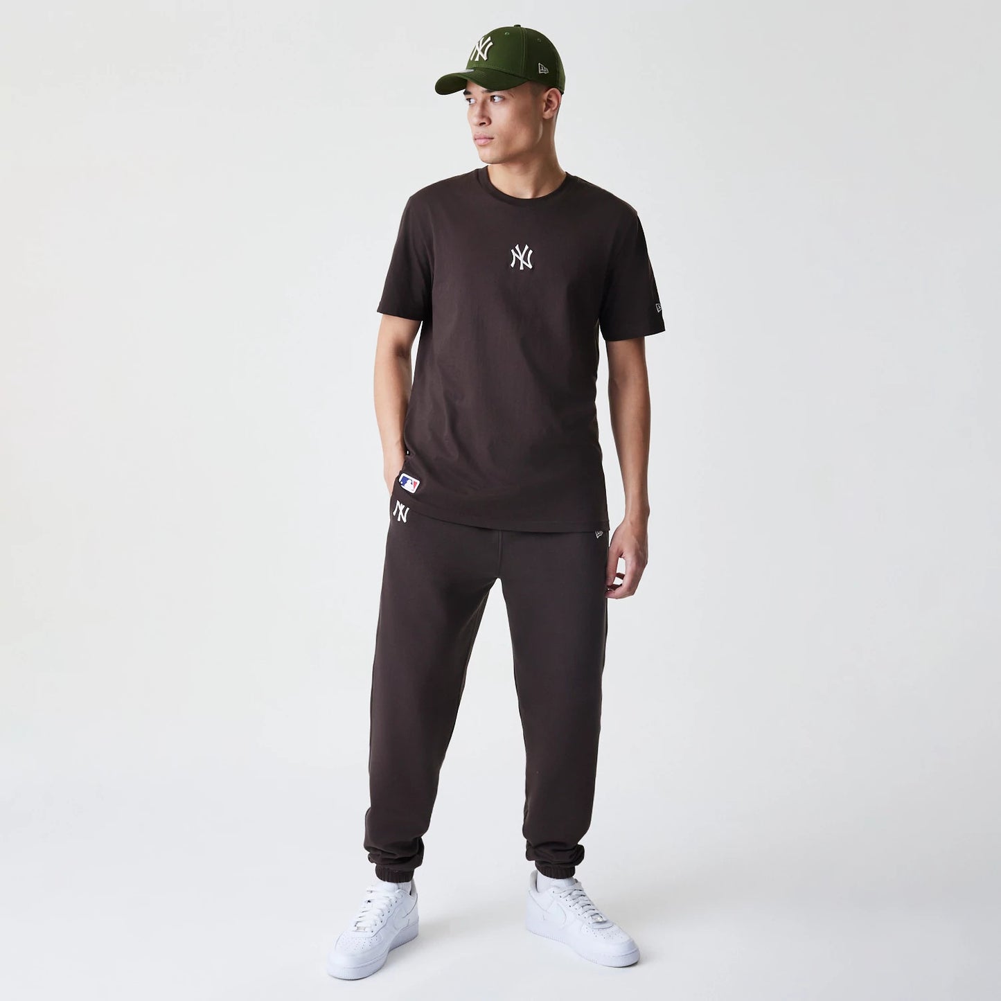 The Male model is wearing New York Yankees MLB Midi League Essential Dark Brown Oversized T-Shirt 8