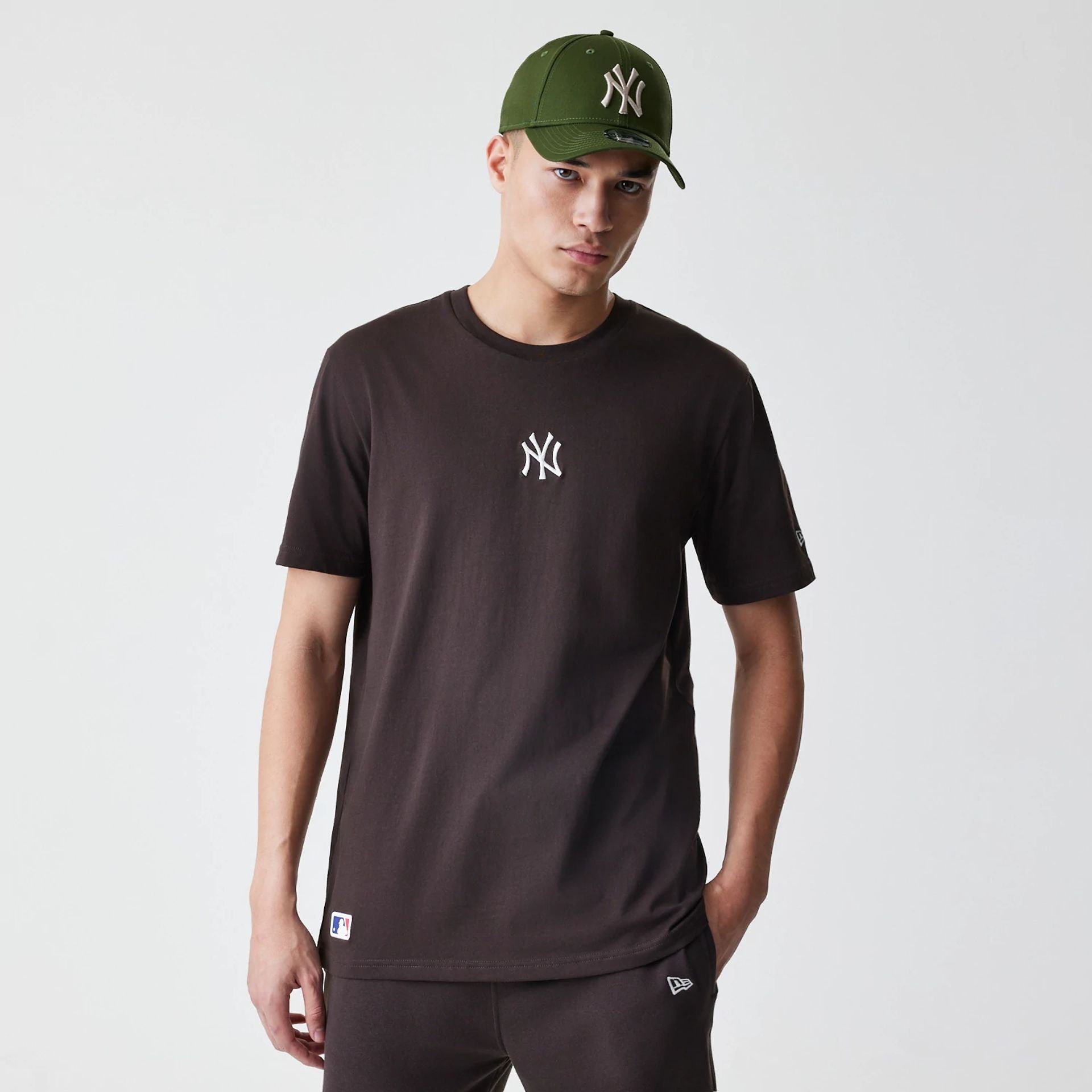 The Male model is wearing New York Yankees MLB Midi League Essential Dark Brown Oversized T-Shirt 1