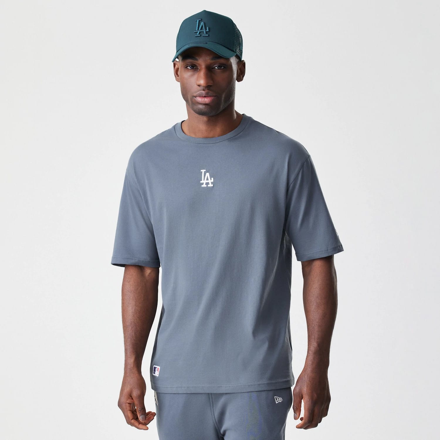 The Male model is wearing LA Dodgers MLB Midi League Essential Dark Grey Oversized T-Shirt 1