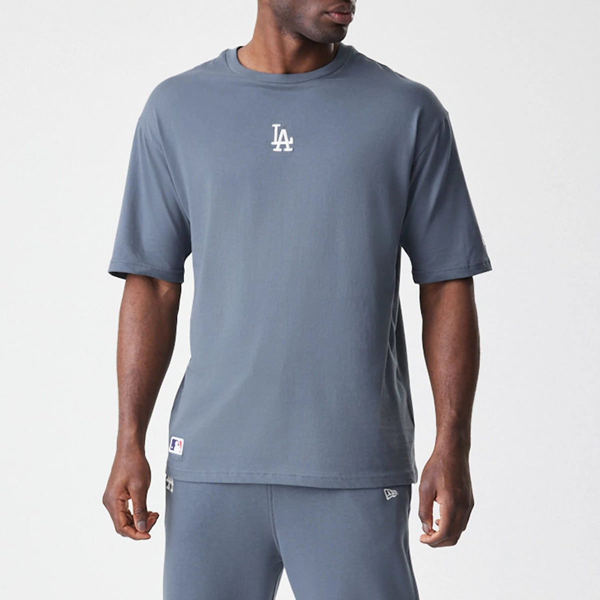 The Male model is wearing LA Dodgers MLB Midi League Essential Dark Grey Oversized T-Shirt 3