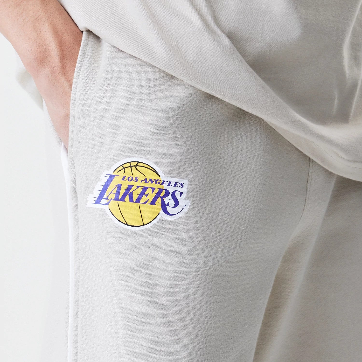 The Male model is wearing LA Lakers NBA Piping Cream Joggers 3