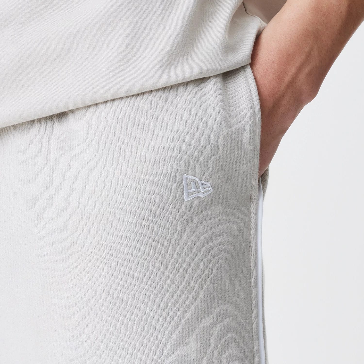 The Male model is wearing LA Lakers NBA Piping Cream Joggers 4
