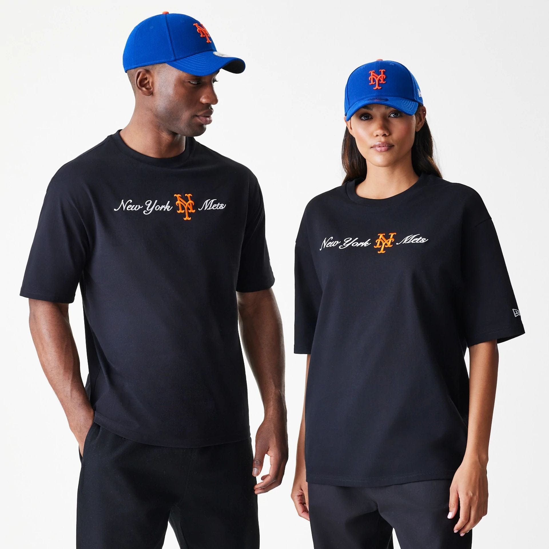 The Male model is wearing New York Mets MLB Script Black Oversized T-Shirt 1