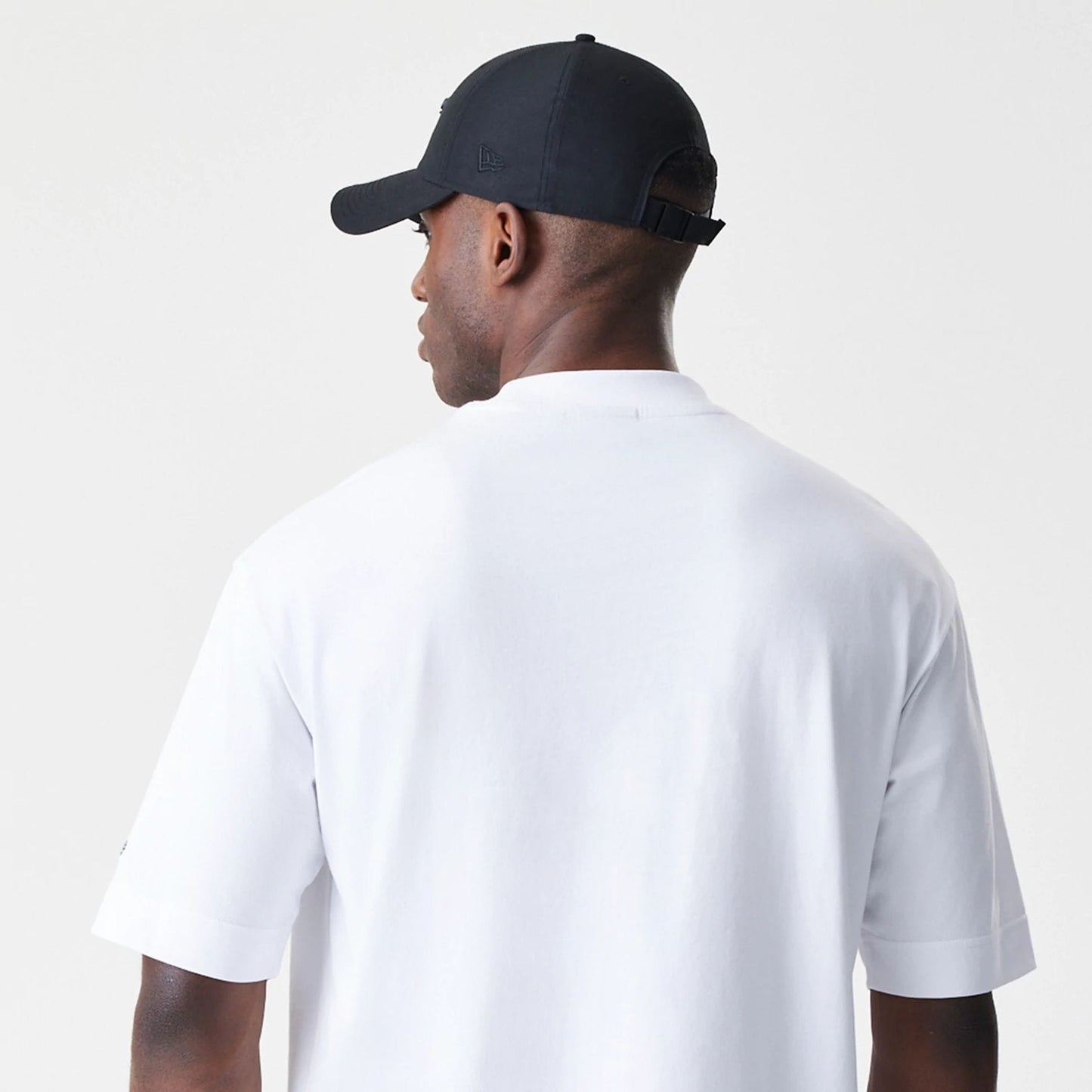 The Male model is wearing Chicago Bulls NBA Linear White T-Shirt 8