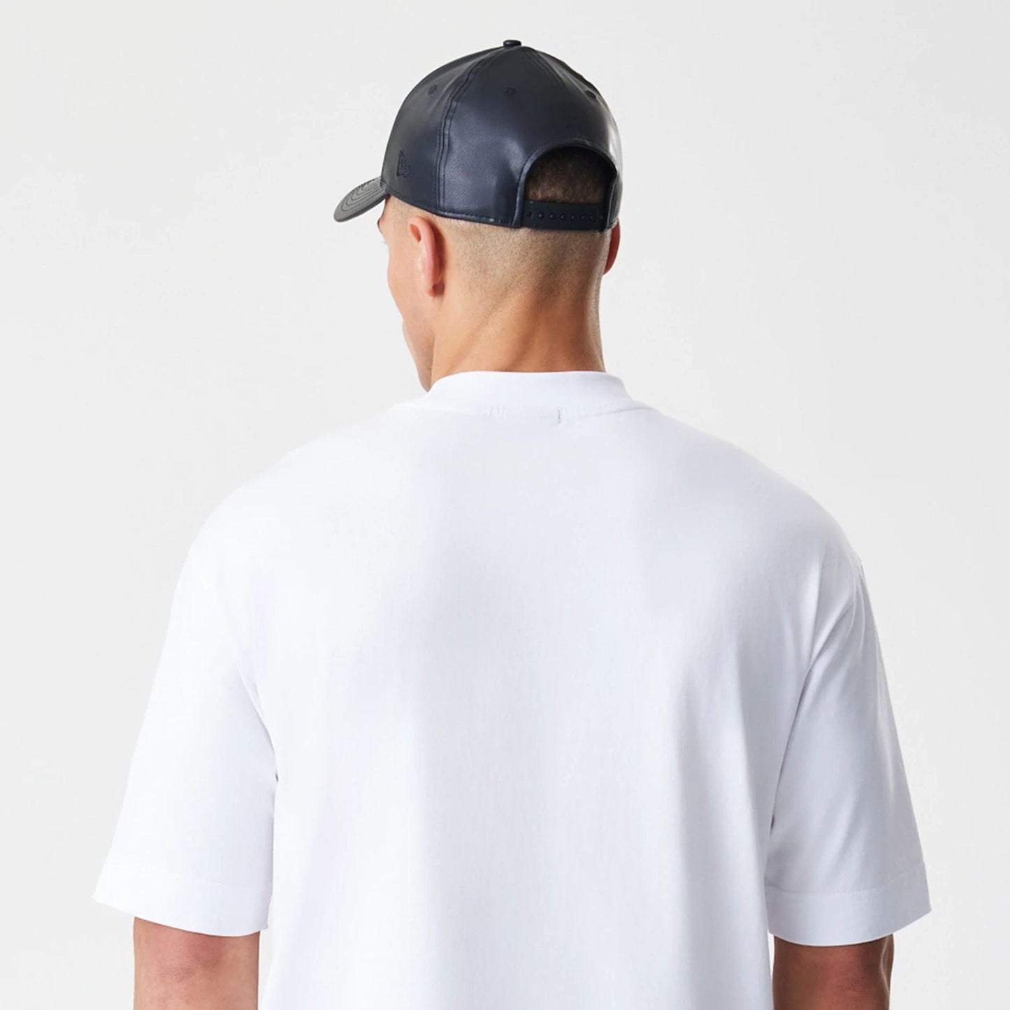 The Male model is wearing LA Lakers NBA Linear White T-Shirt 8
