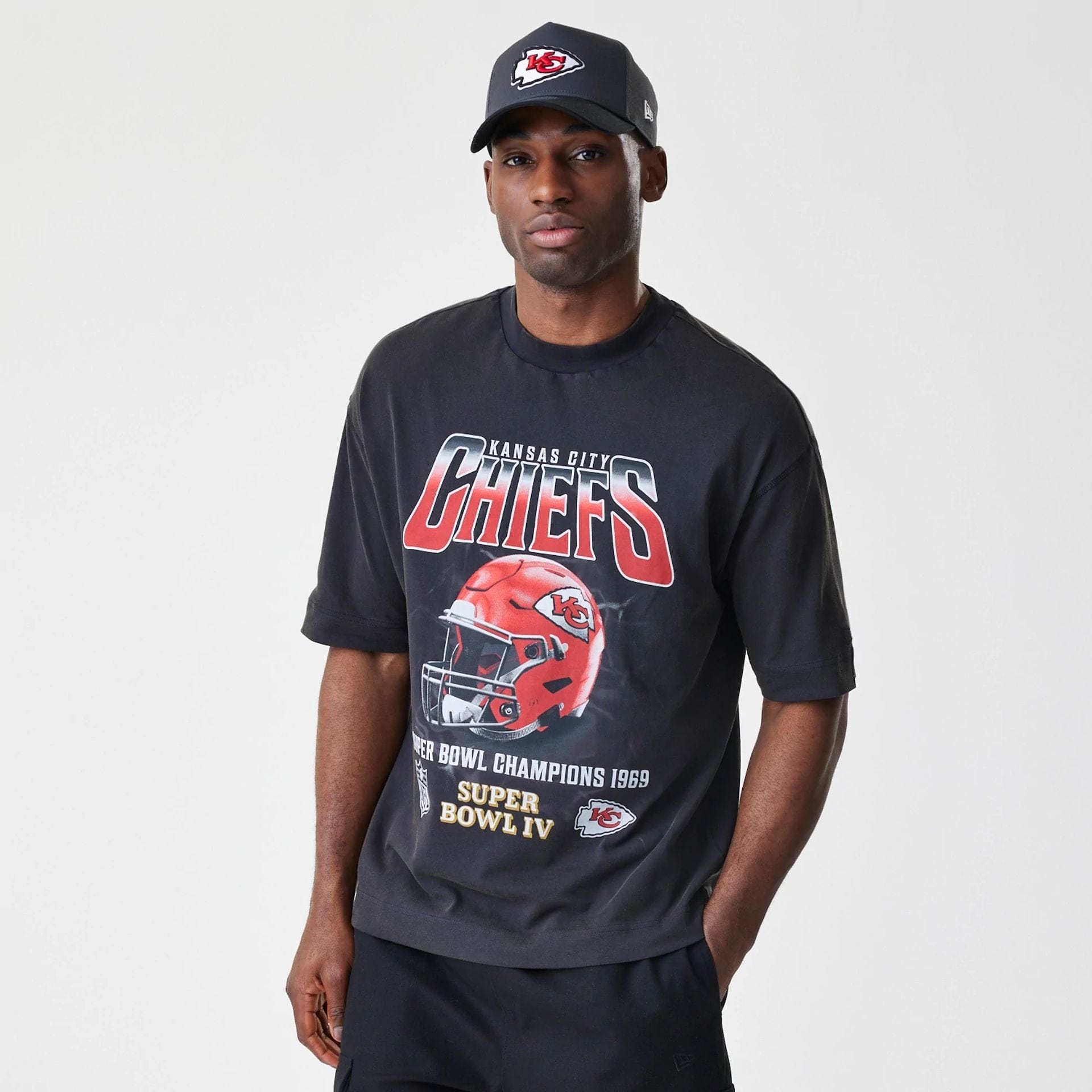 The Male model is wearing Kansas City Chiefs NFL Washed Boxy Black Oversized T-Shirt 1
