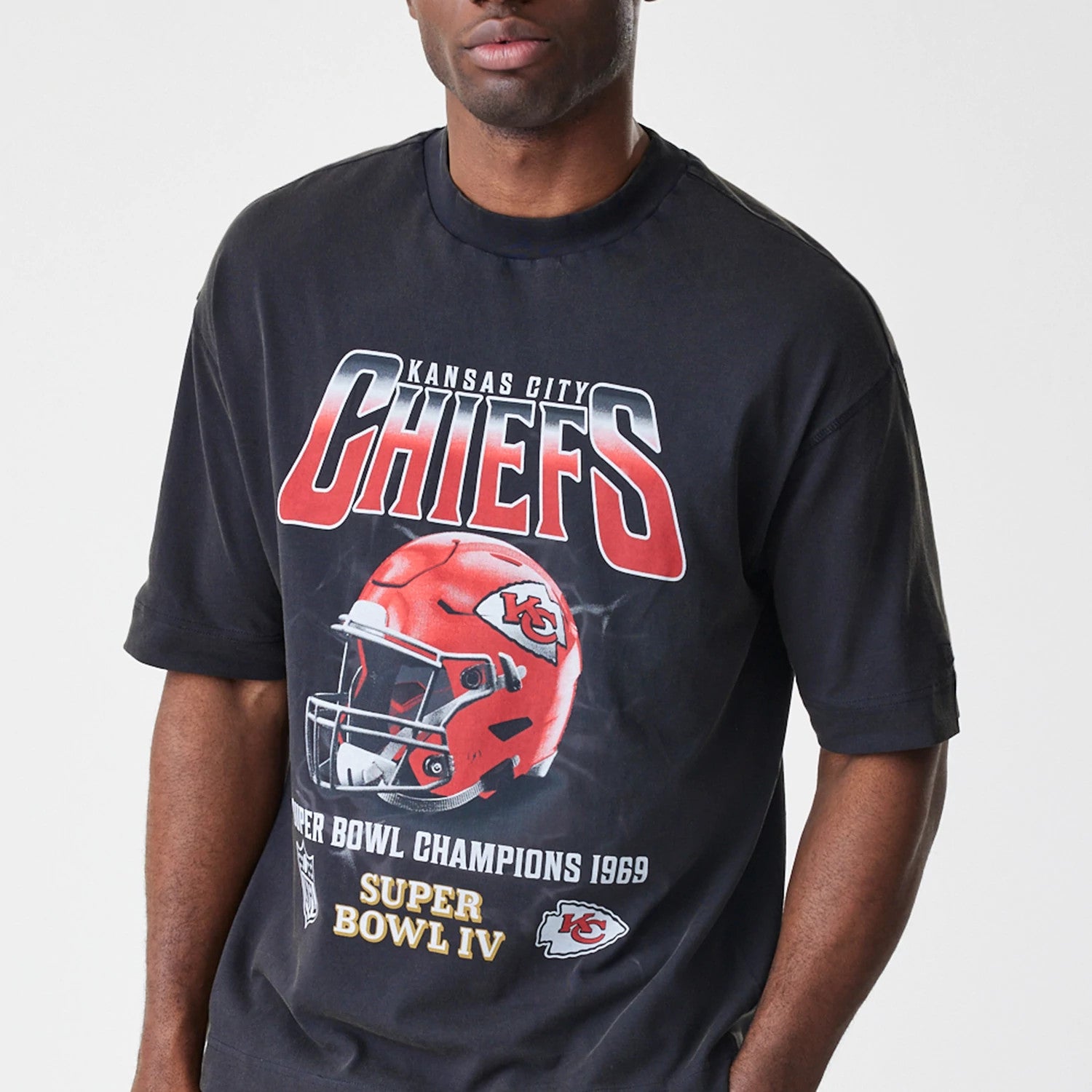 The Male model is wearing Kansas City Chiefs NFL Washed Boxy Black Oversized T-Shirt 3