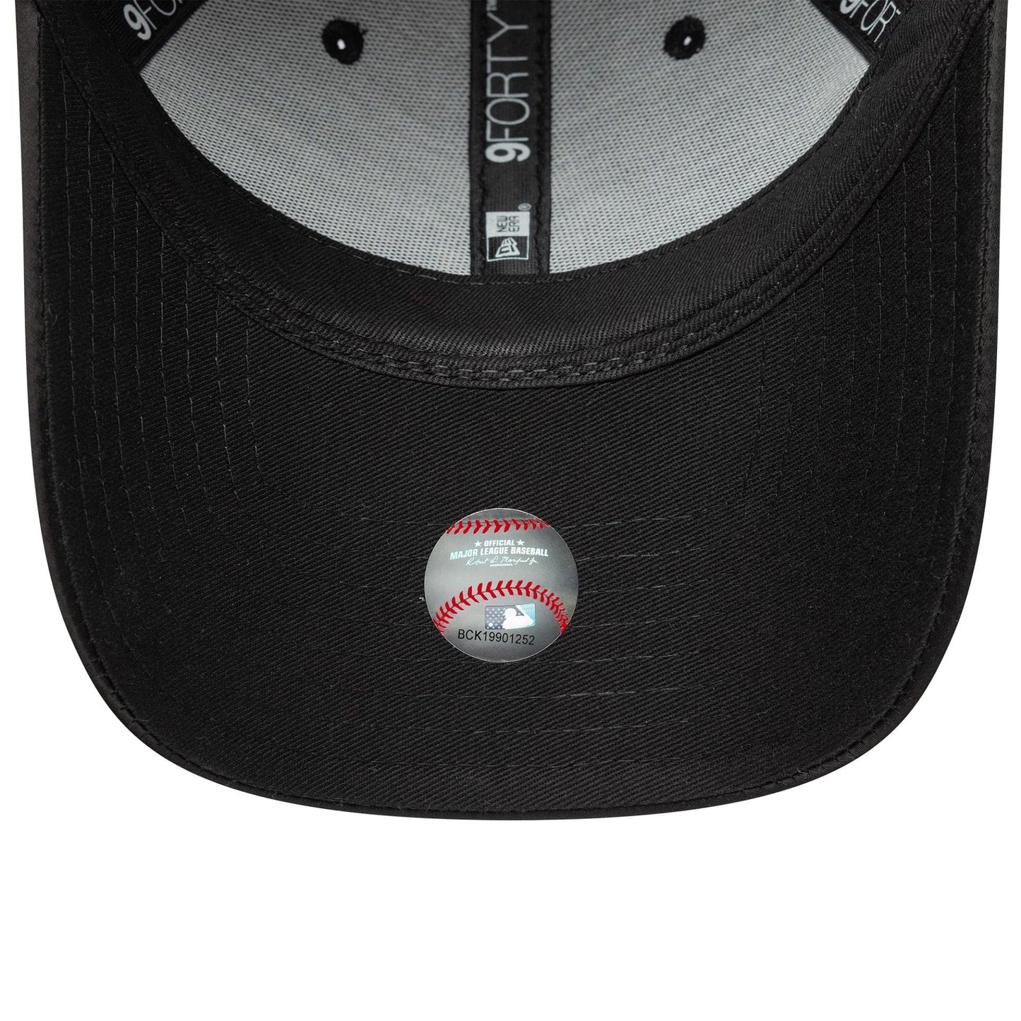 This is a New York Yankees Womens MLB Satin Bow Back Black 9FORTY Adjustable Cap 5