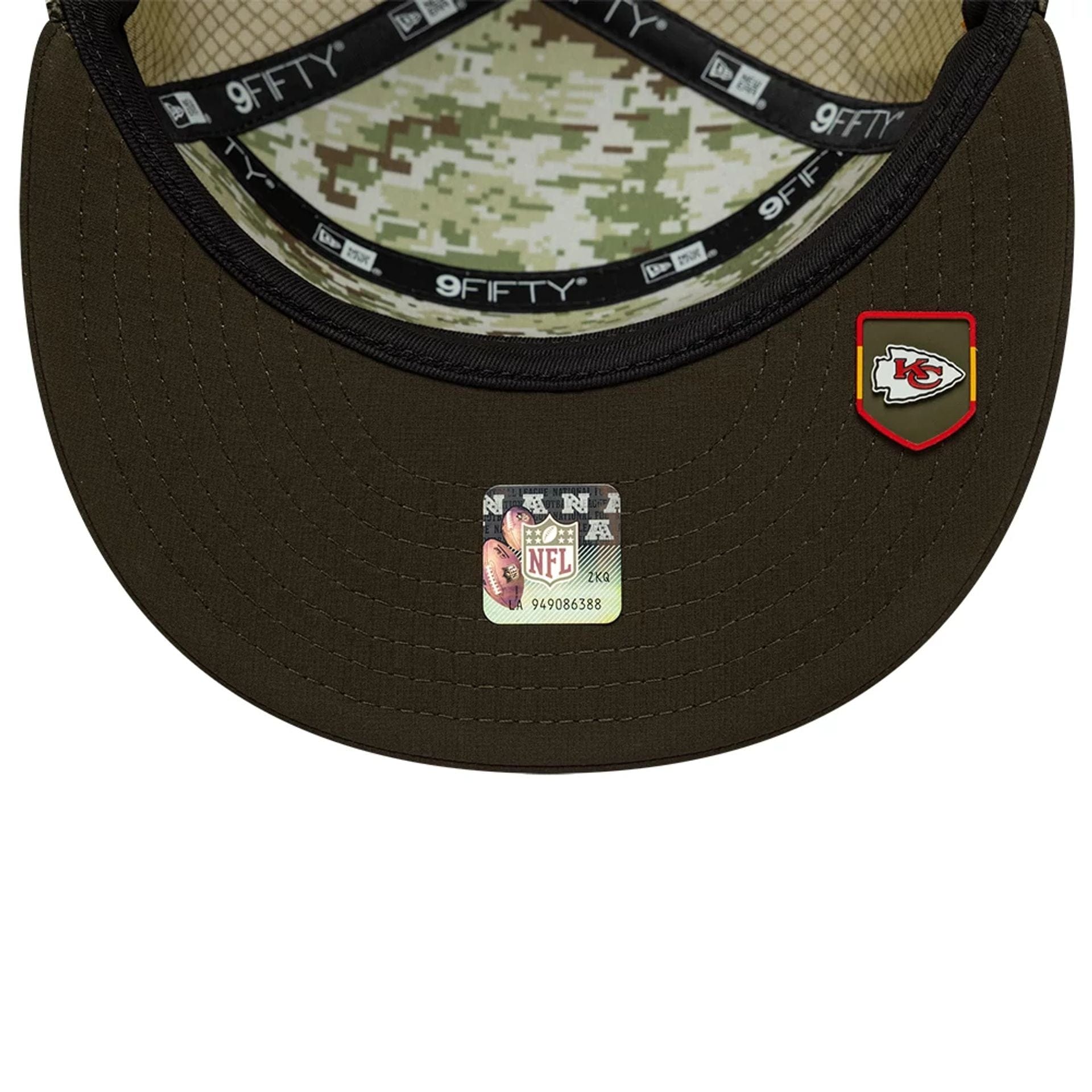 This is a Kansas City Chiefs NFL Salute To Service 2025 Dark Green 9FIFTY Split Panel Snapback Adjustable Cap 2