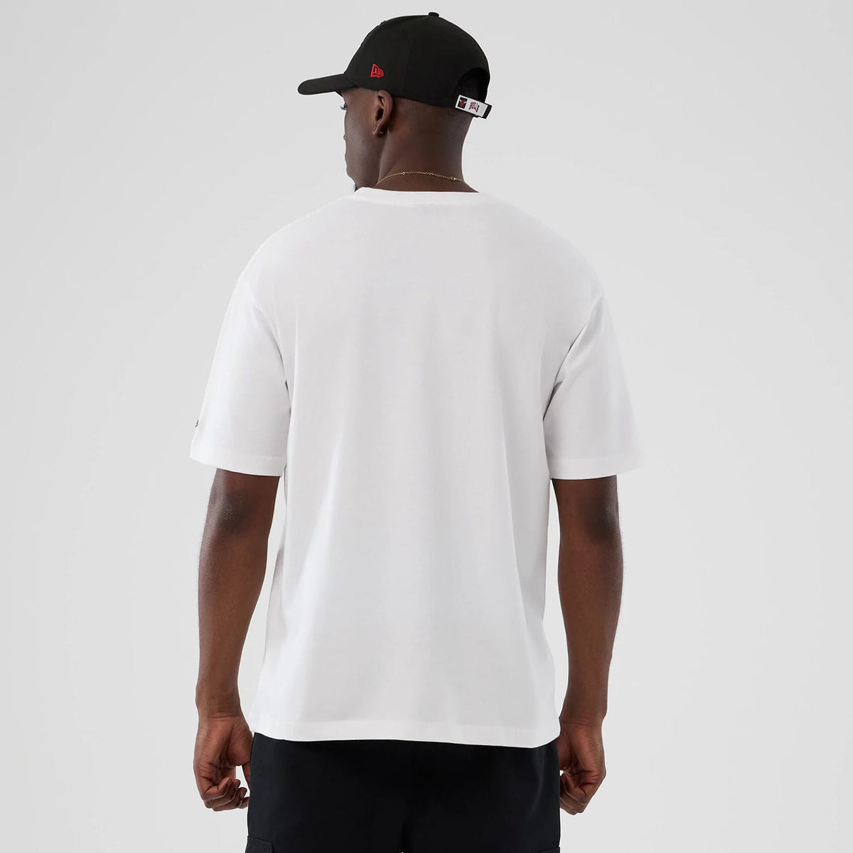 The Male model is wearing Chicago Bulls NBA Lifestyle Graphic White T-Shirt 2