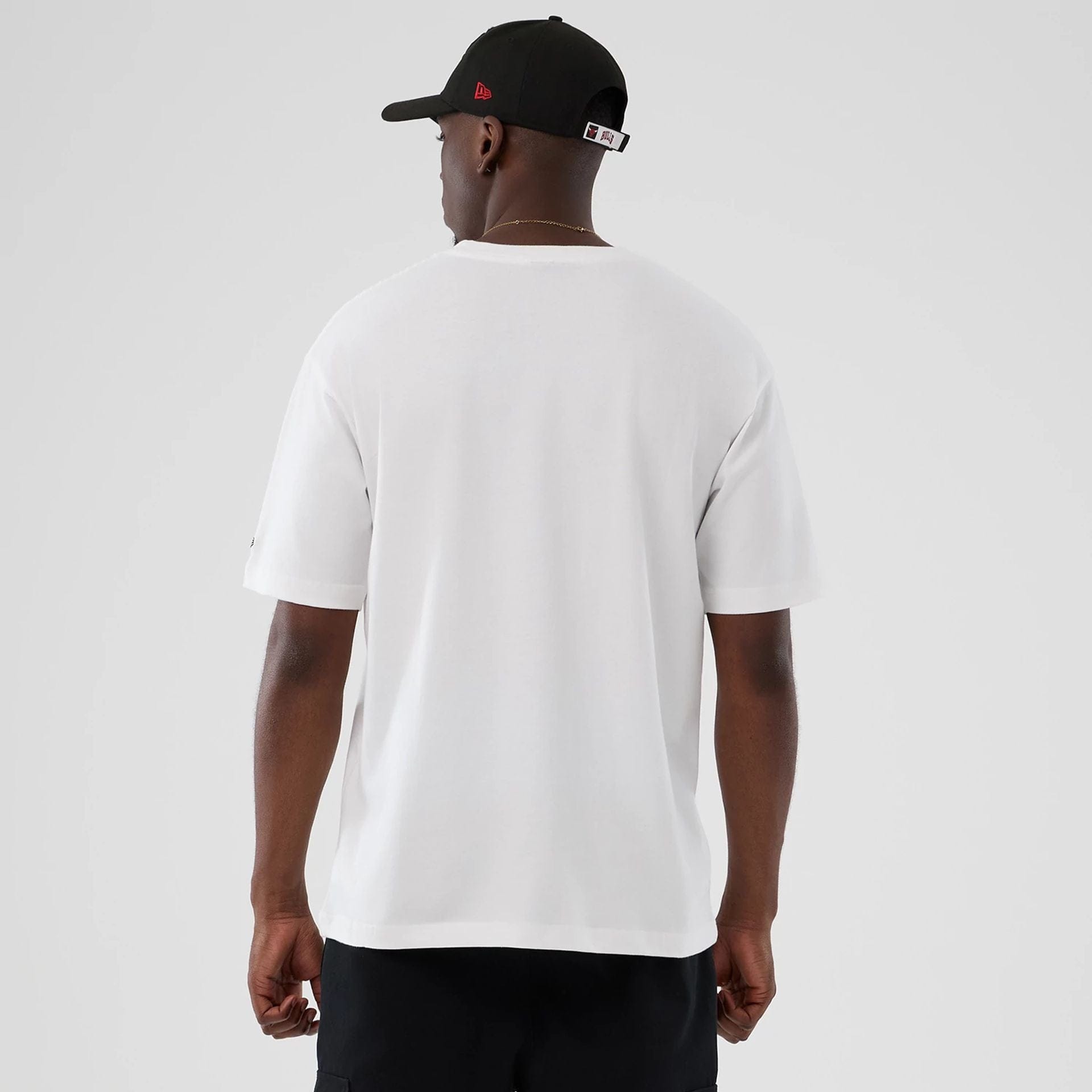 The Male model is wearing Chicago Bulls NBA Lifestyle Graphic White T-Shirt 2