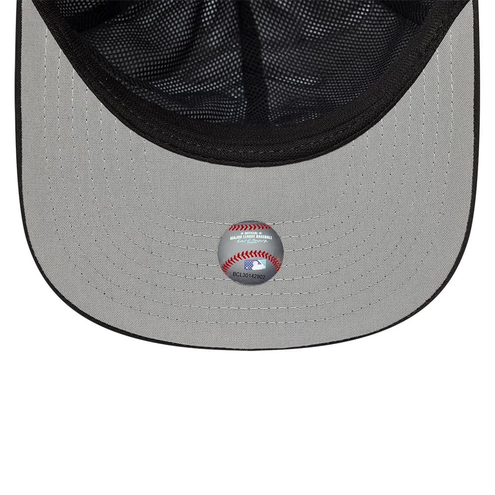 Chicago White Sox MLB Gore-Tex White New Era 9SEVENTY Stretch Snap Adjustable Cap, inside view showing the black sweatband, patterned taping, and a grey undervisor with a baseball-shaped sticker in the centre.