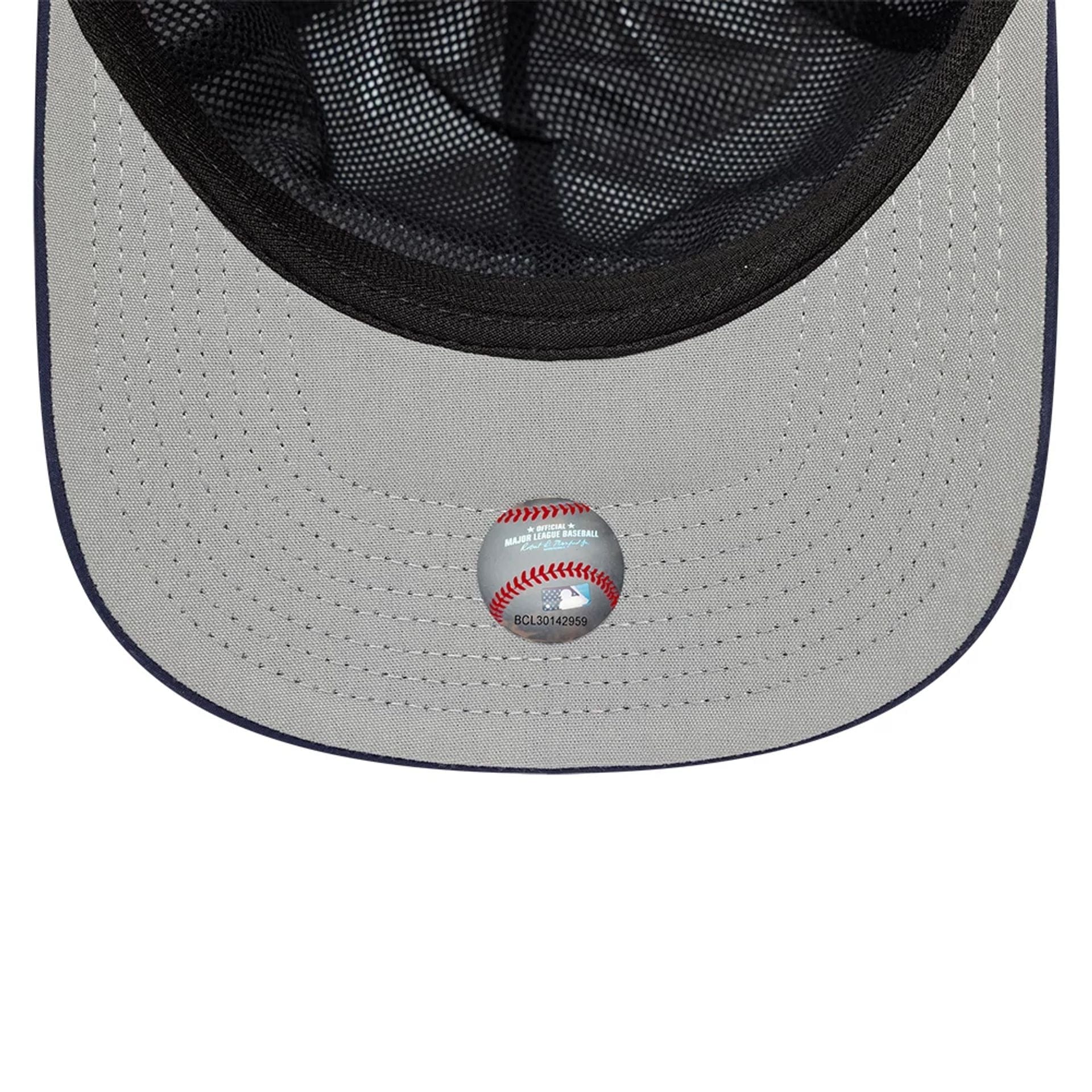 This is a New York Yankees MLB Gore-Tex Navy 9SEVENTY Stretch Snap Adjustable Cap 2