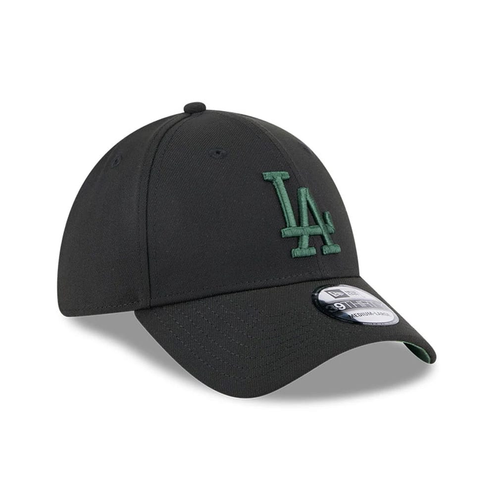 LA Dodgers MLB Lifestyle Black New Era 39THIRTY Stretch Fit Cap, three-quarter view with green embroidered LA logo on the front panel, a curved black visor, and a 39THIRTY size sticker on the visor.