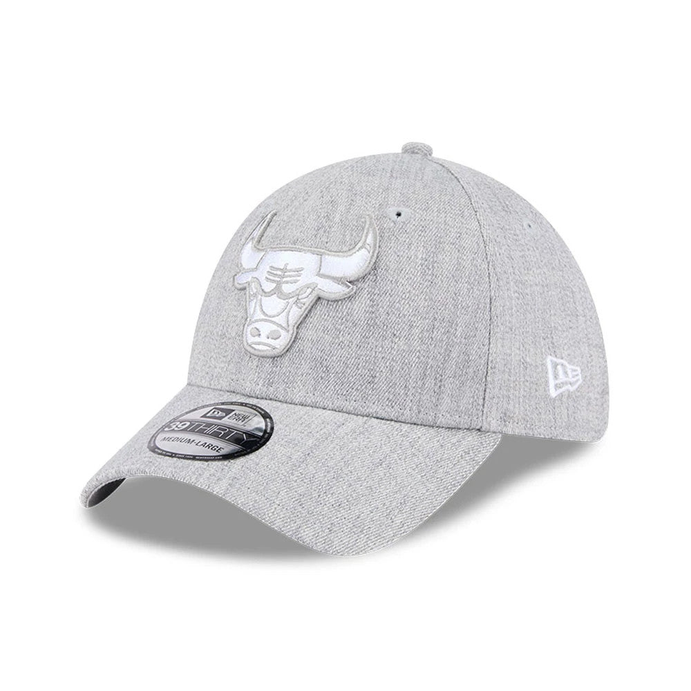 Chicago Bulls NBA Heather Grey New Era 39THIRTY Stretch Fit Cap, three-quarter view showing the white raised embroidered bull logo on the front panel, heather grey curved visor, and 39THIRTY size sticker on the crown.