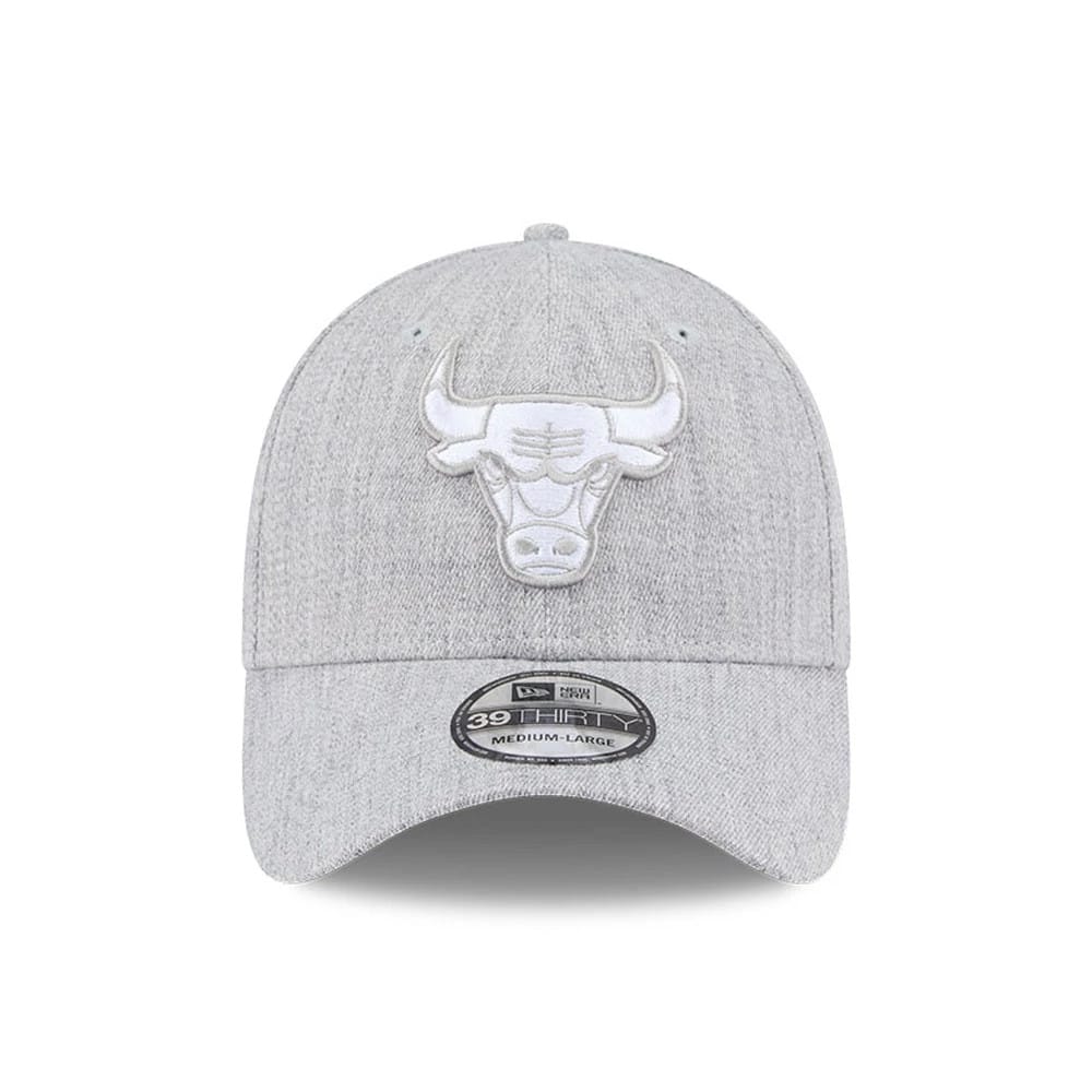 Chicago Bulls NBA Heather Grey New Era 39THIRTY Stretch Fit Cap, front view showing a white embroidered Bulls logo on the heather grey crown, curved visor and a 39THIRTY size sticker in the centre.