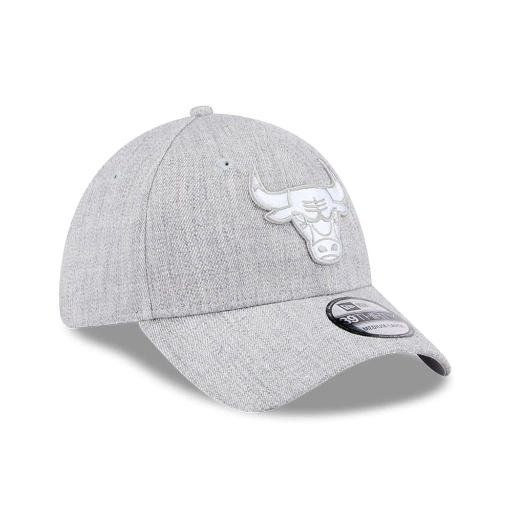 Chicago Bulls NBA Heather Grey New Era 39THIRTY Stretch Fit Cap, three-quarter view showing a raised white embroidered Bulls logo on the front panel and a curved grey visor with a 39THIRTY size sticker.