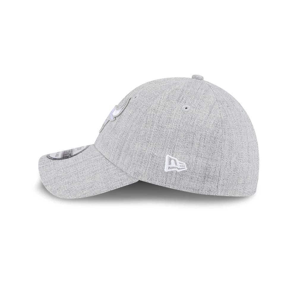 Chicago Bulls NBA Heather Grey New Era 39THIRTY Stretch Fit Cap, side view showing the embroidered white New Era flag logo on the left side, with a curved visor and a raised front logo on the structured crown.