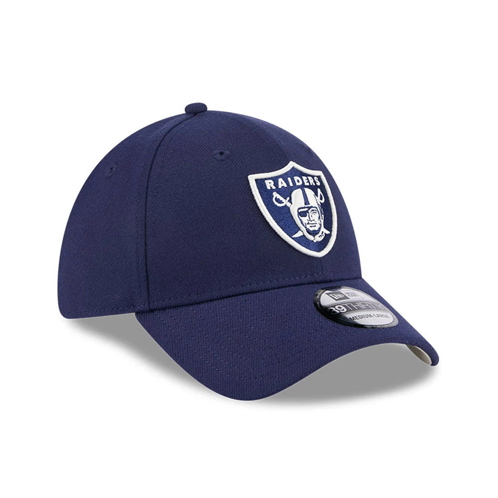 Las Vegas Raiders NFL Lifestyle Navy New Era 39THIRTY Stretch Fit Cap, three-quarter view with a white and navy embroidered Raiders logo on the front panel, navy curved visor, and 39THIRTY size sticker on the visor.