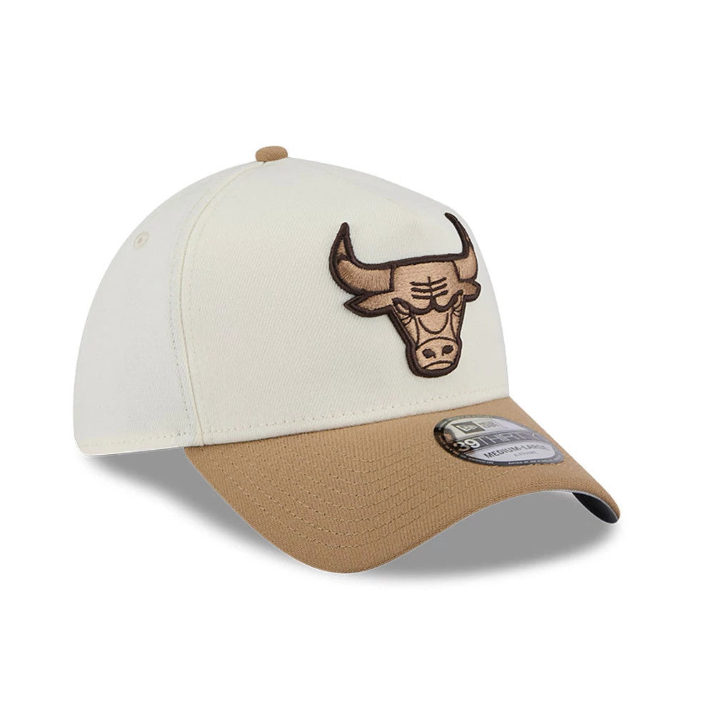 Chicago Bulls NBA Sandy Bay White New Era 39THIRTY A-Frame Stretch Fit Cap, three-quarter view showing the brown embroidered bull logo on the front panel with a contrasting sandy brown curved visor and a 39THIRTY size sticker.