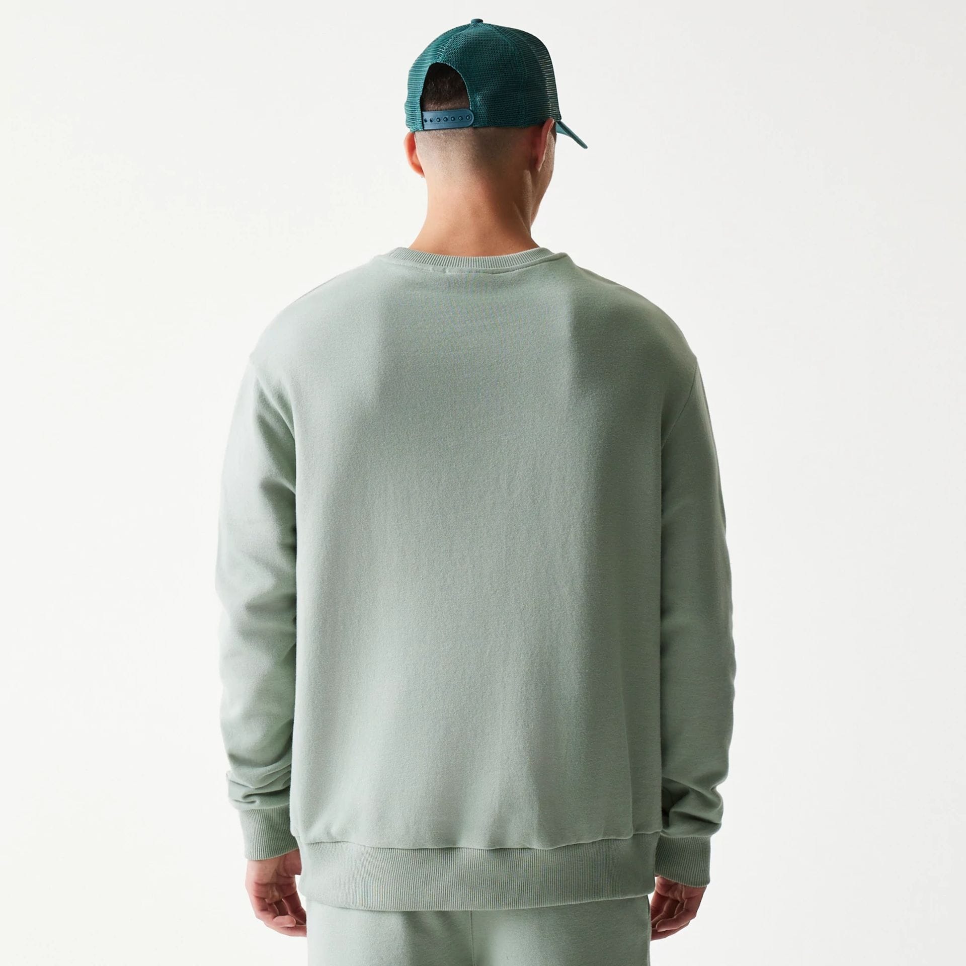 The model is wearing this MLB League Essential Midi LA Dodgers Oversized Crew Neck Sweater in pastel green. 2