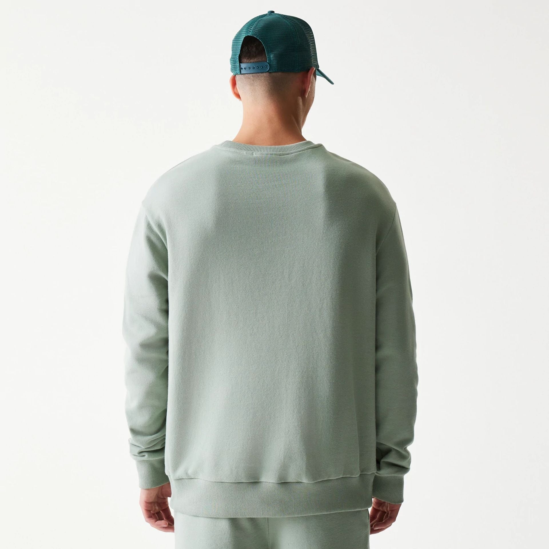 The model is wearing this MLB League Essential Midi LA Dodgers Oversized Crew Neck Sweater in pastel green. 2