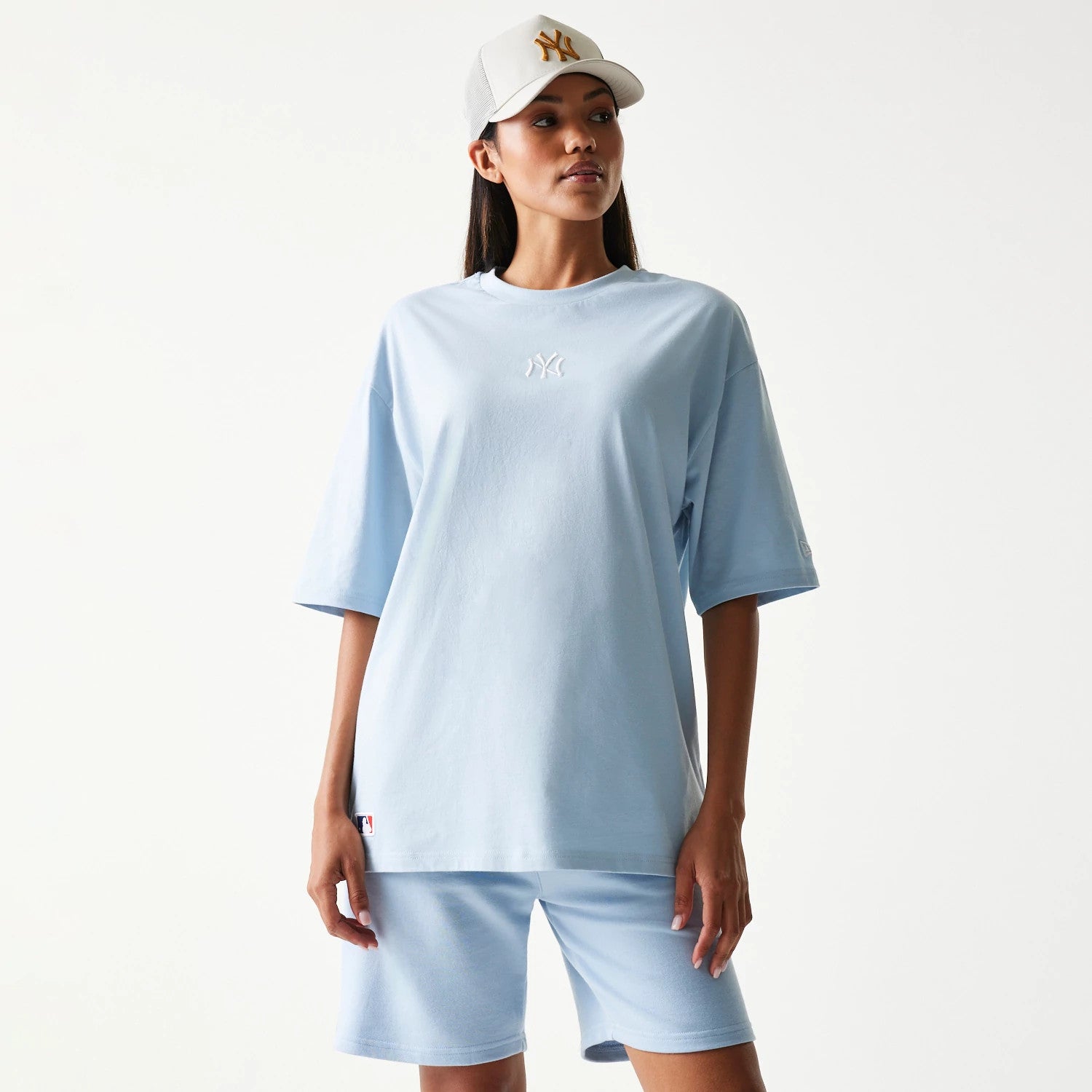 The model is wearing this MLB League Essential Midi New York Yankees Oversized T-Shirt in pastel blue. 4