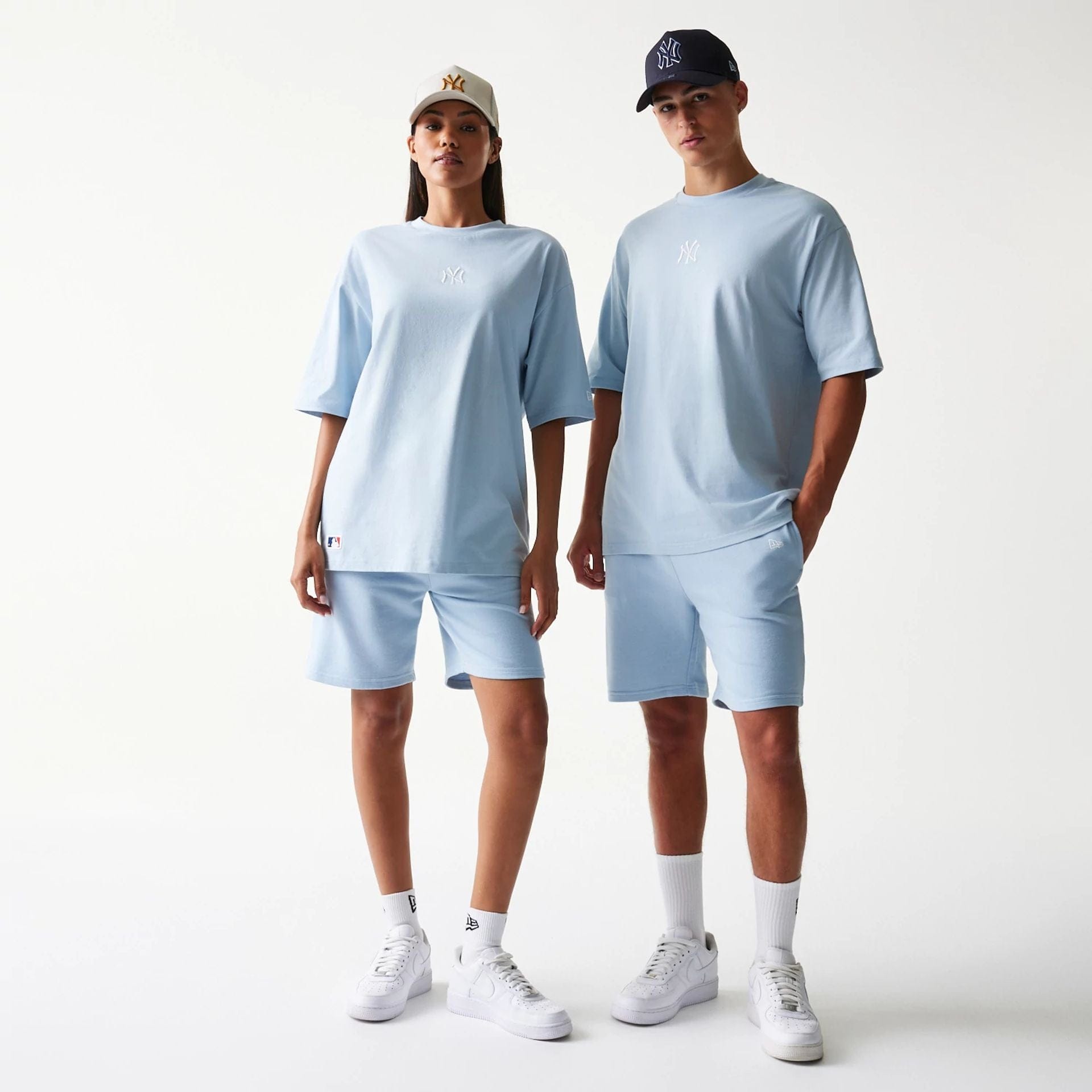 The model is wearing this MLB League Essential Midi New York Yankees Oversized T-Shirt in pastel blue. 1