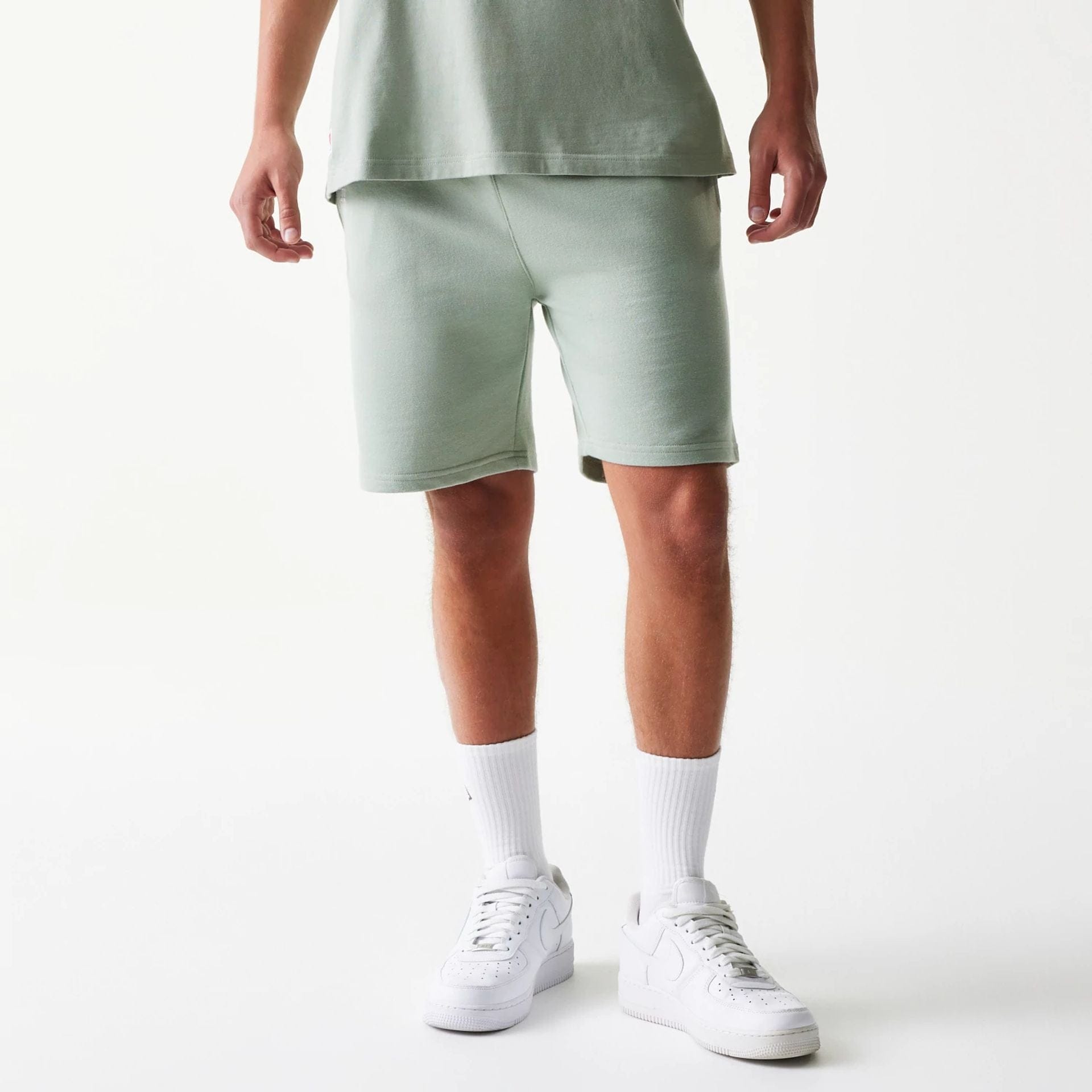 The model is wearing this MLB League Essential Midi LA Dodgers Shorts in pastel green. 1