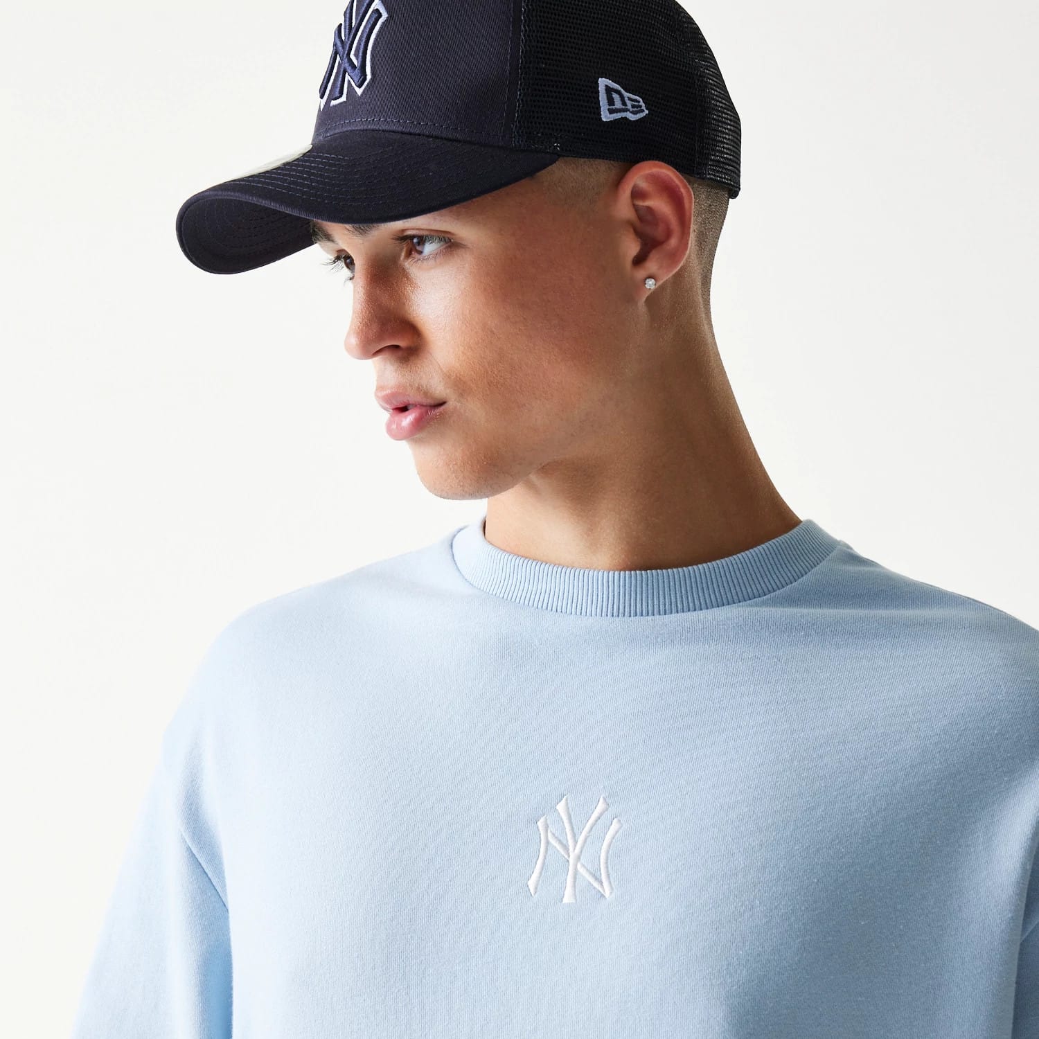 The model is wearing this MLB League Essential Midi New York Yankees Oversized Crew Neck Sweater in blue. 3