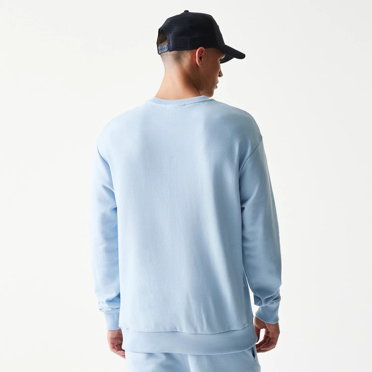 The model is wearing this MLB League Essential Midi New York Yankees Oversized Crew Neck Sweater in blue. 2