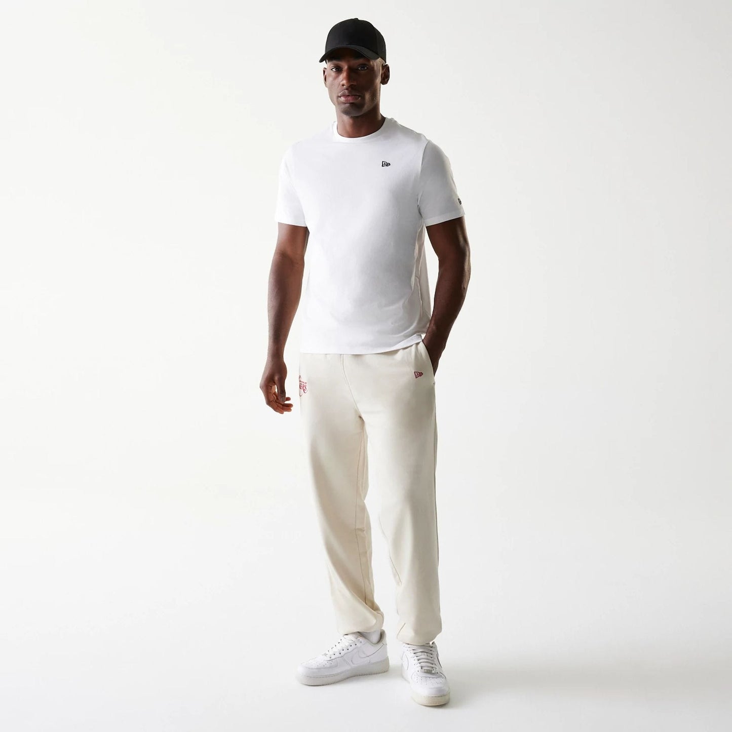 The model is wearing this NBA League Essential LA Lakers Joggers in cream. 8