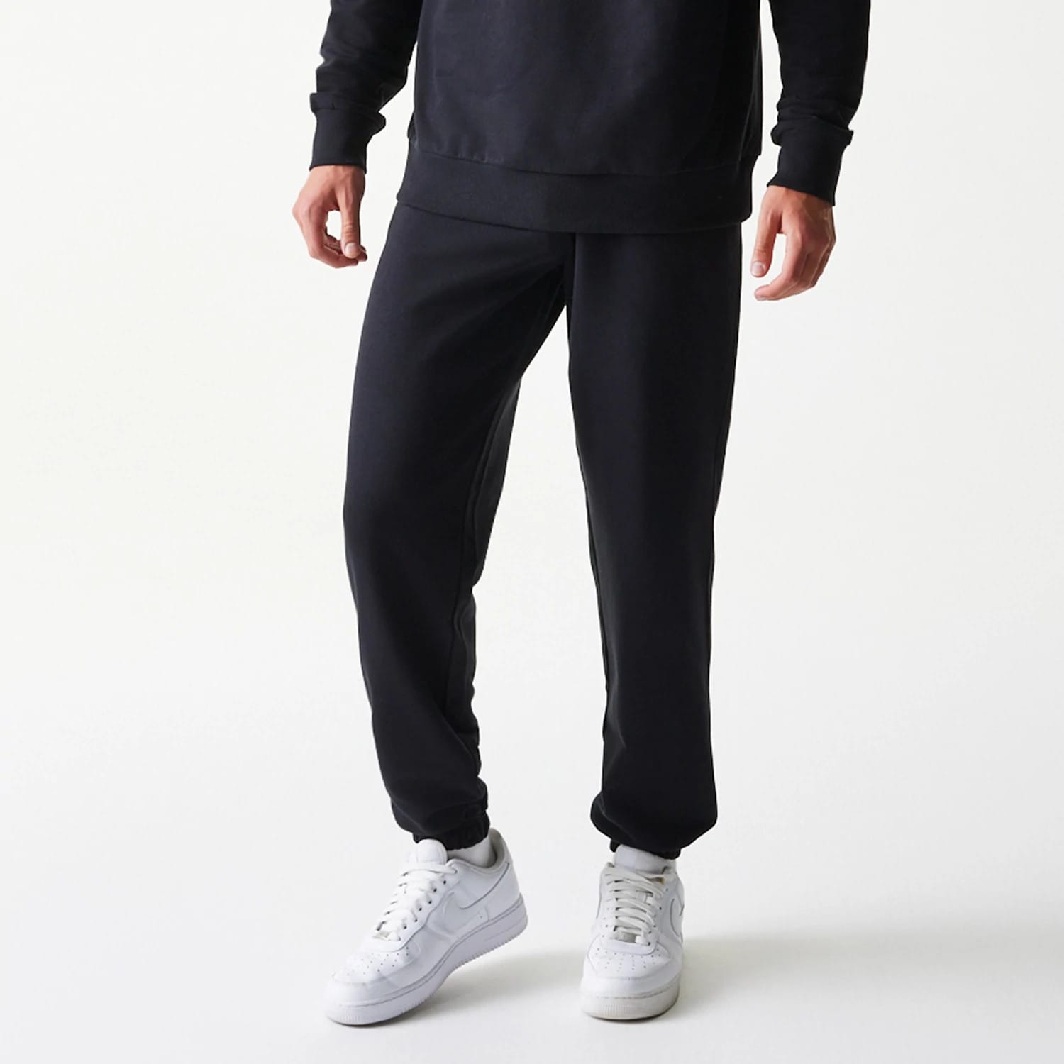 The model is wearing this NBA League Essential Chicago Bulls Joggers in black. 3