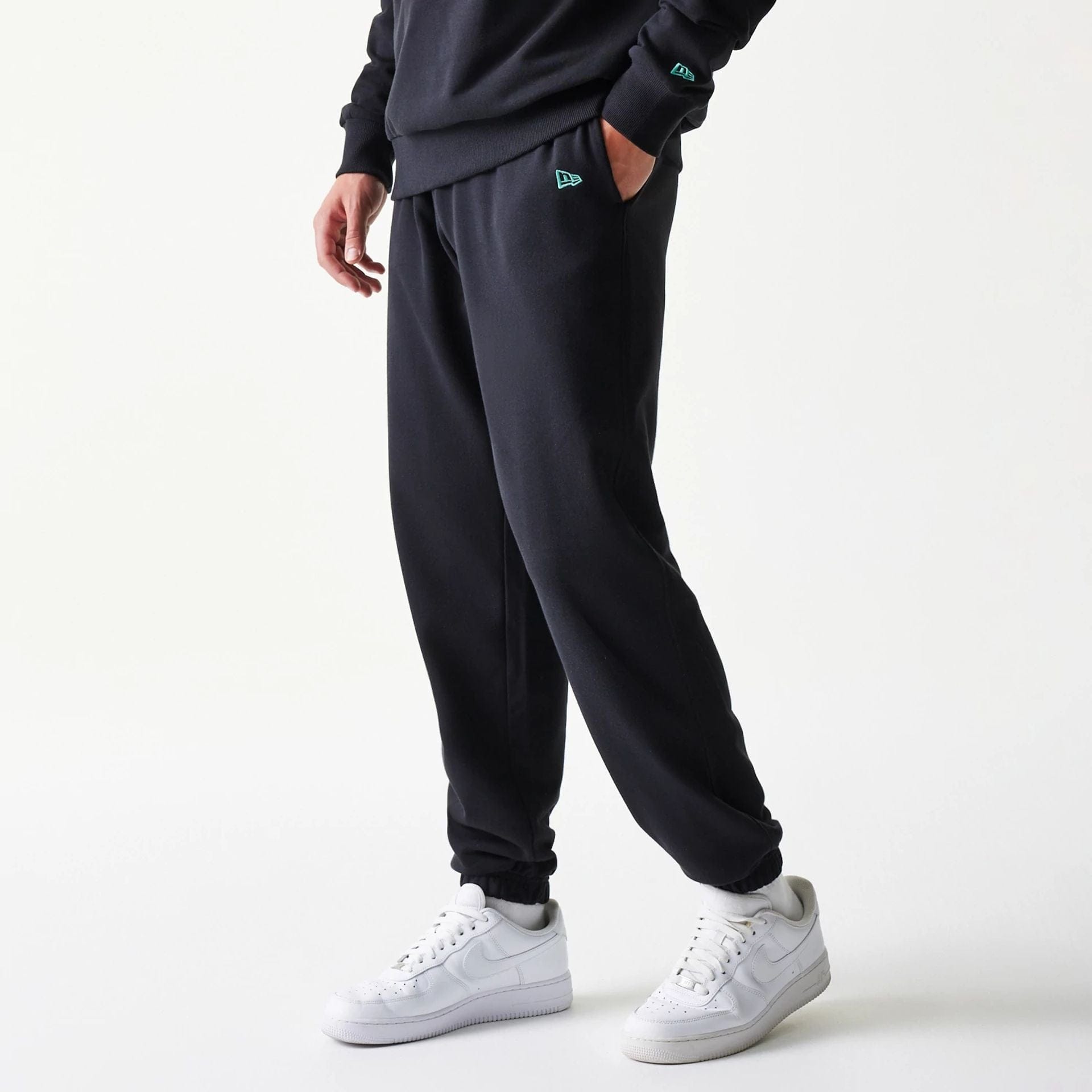 The model is wearing this NBA League Essential Chicago Bulls Joggers in black. 1