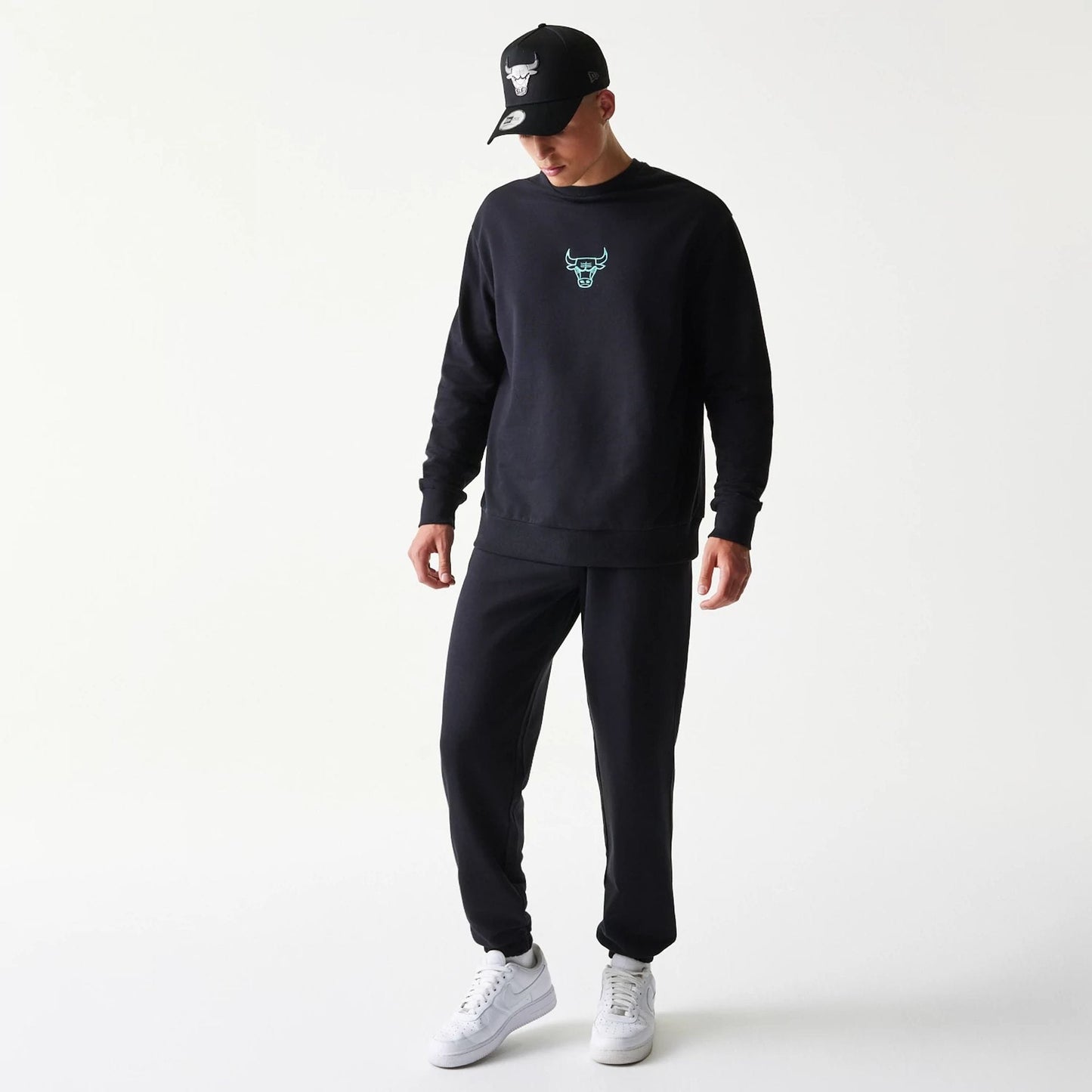 The model is wearing this NBA League Essential Chicago Bulls Joggers in black. 8